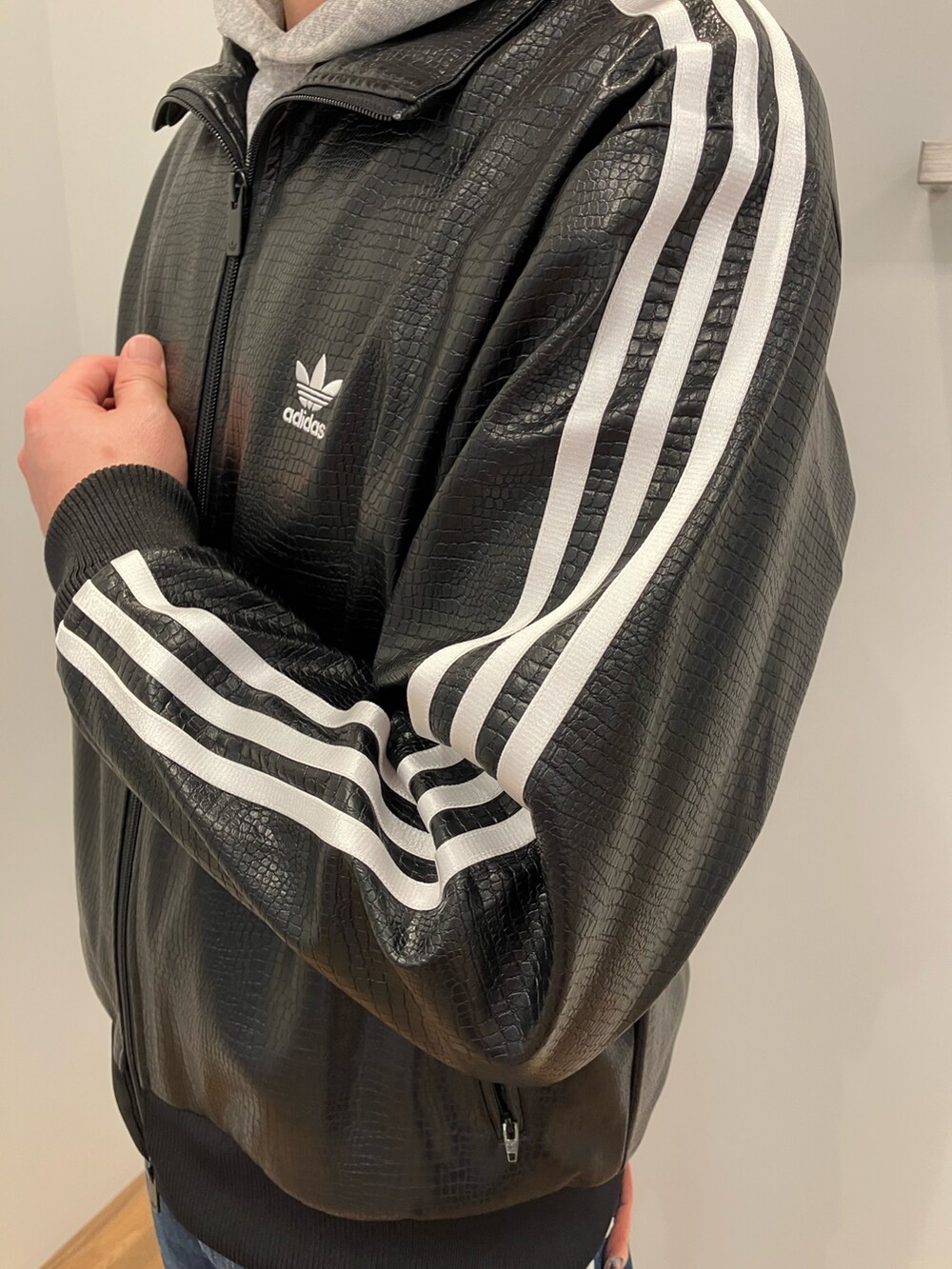新品　adidas プレミアムフェイクレザー　トラックトップ 楽天市場】【7/21 16時〜7/27 10時までポイント20倍】レディース