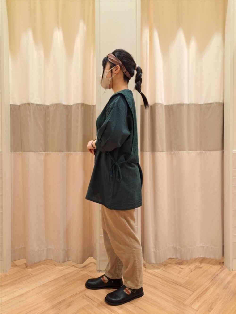 ブラック系のドレスシューズ、ベージュ系のその他パンツ、ブラウン系のハンドバッグを着用したレディースの秋コーディネートの2枚目の写真