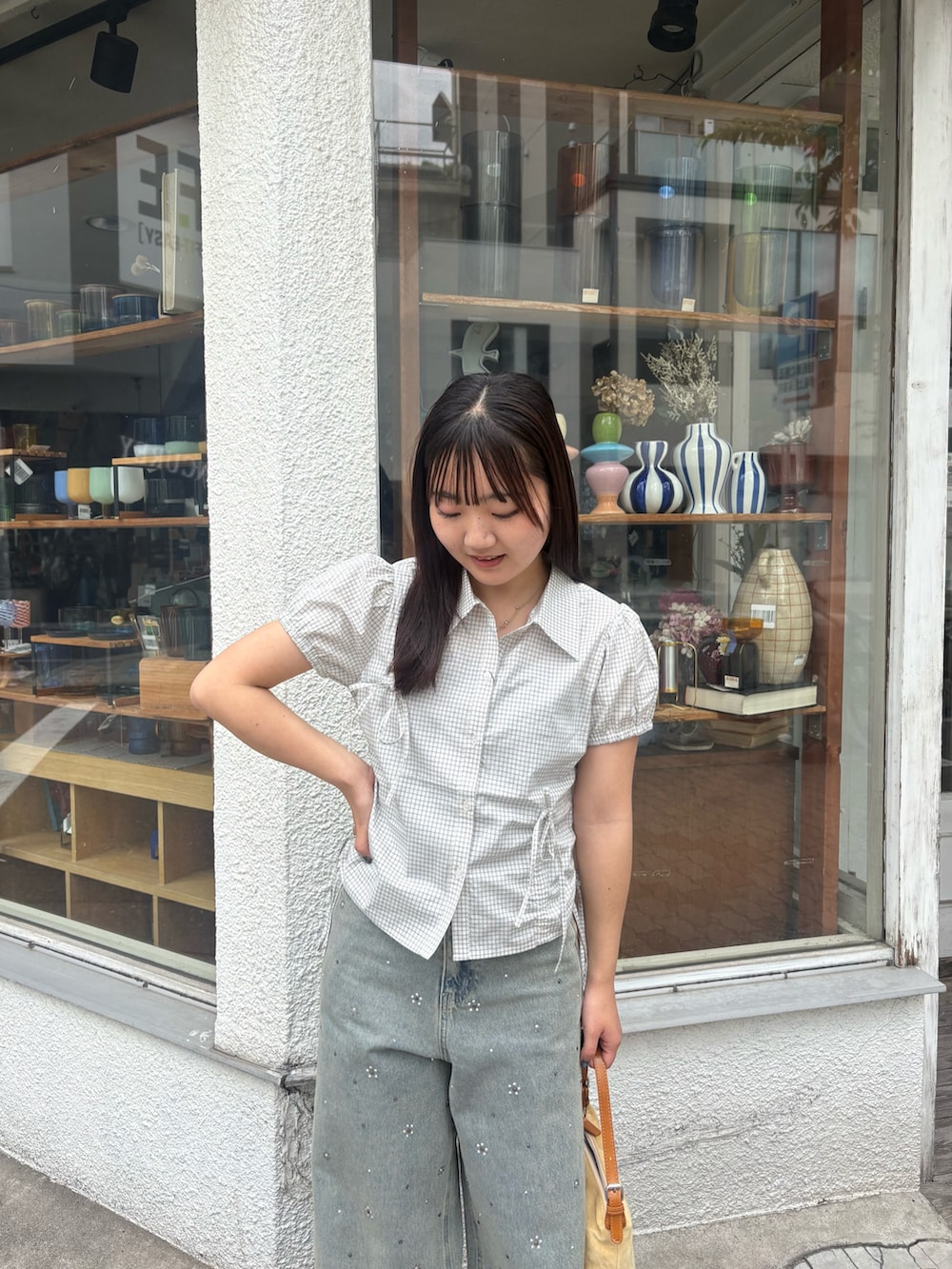 ホワイト系のシャツ/ブラウス、ブルー系のデニムパンツ、ベージュ系のパンプスを着用したレディースの夏コーディネートの2枚目の写真