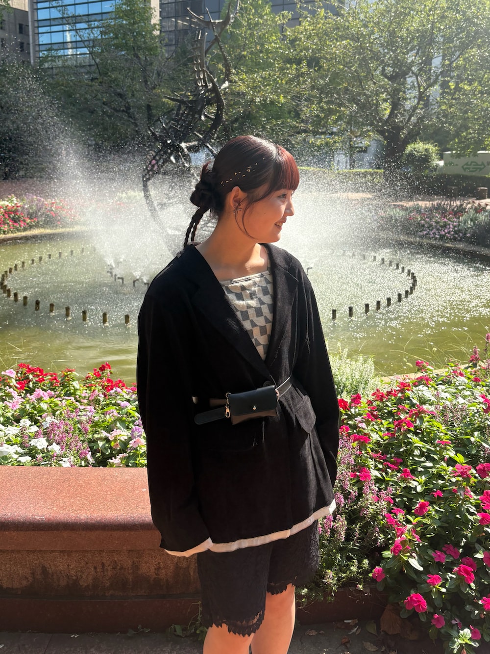 ブラック系のテーラードジャケット、ブラック系のその他パンツ、グレー系のキャミソールを着用したレディースの秋コーディネートの2枚目の写真