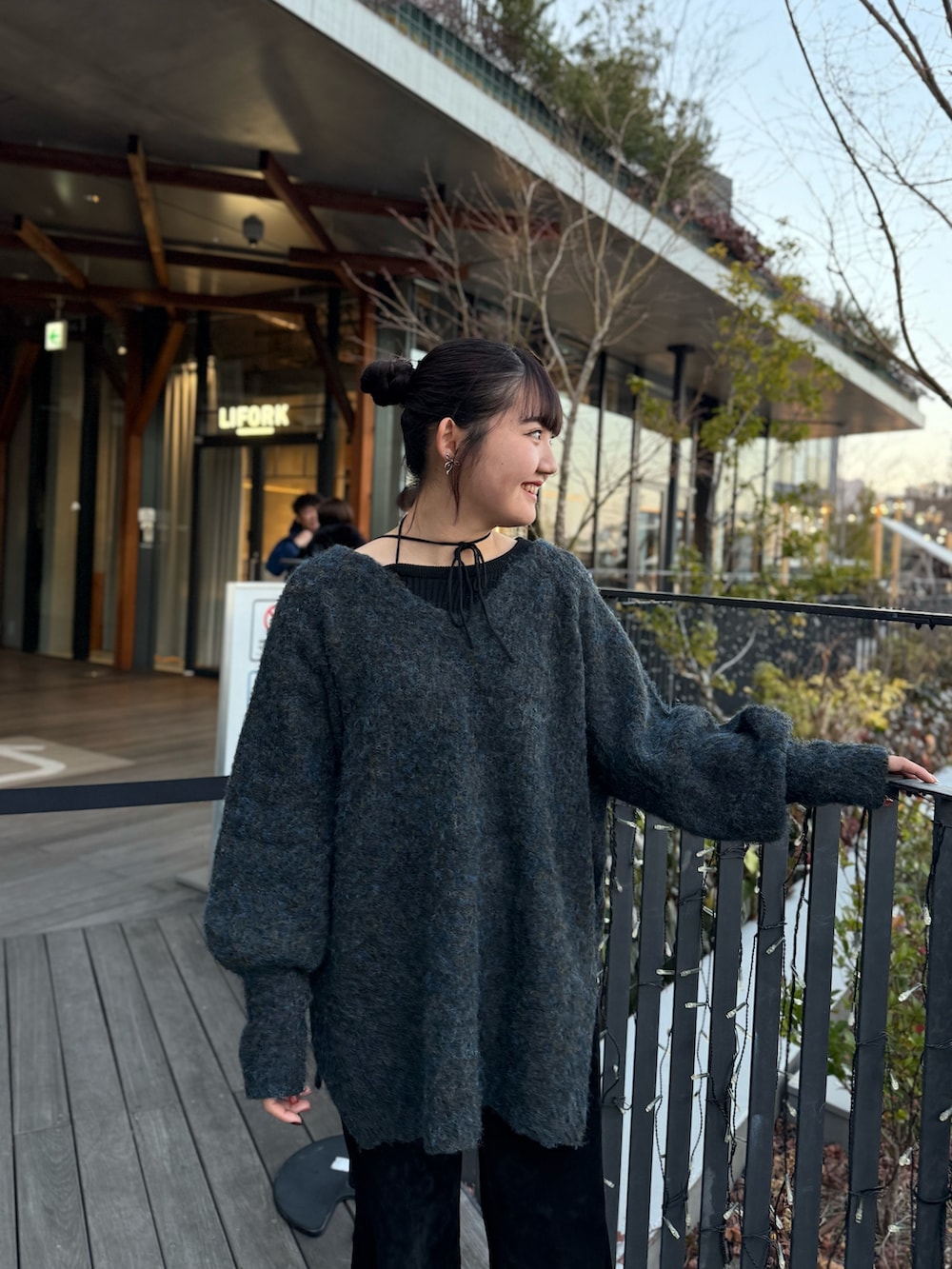 ブラック系のニット/セーター、ブラック系のニット/セーター、ブラック系のその他パンツを着用したレディースの冬コーディネートの2枚目の写真