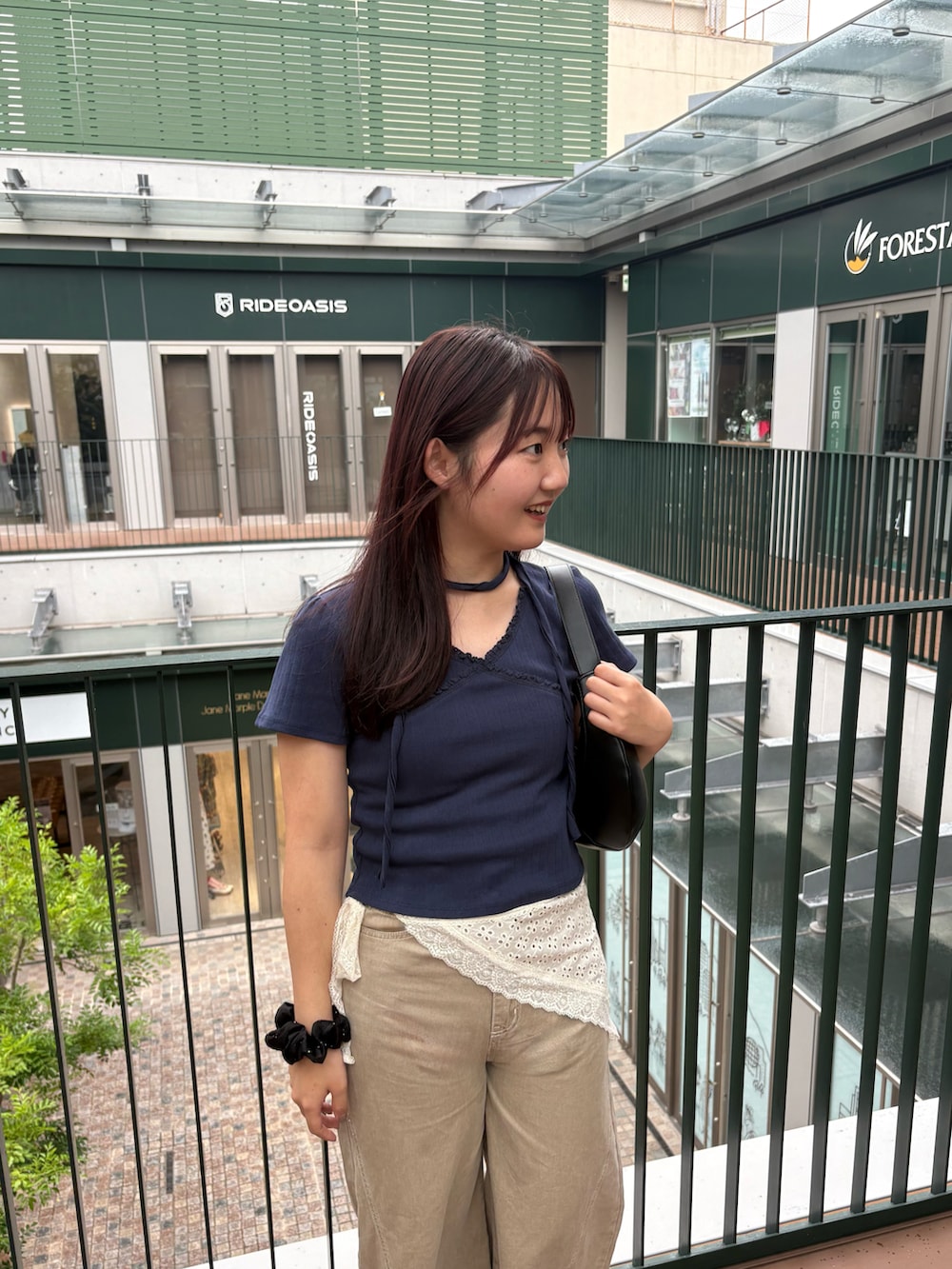 ブルー系のTシャツ/カットソー、ベージュ系のその他パンツ、ホワイト系のファッション雑貨を着用したレディースの夏コーディネートの2枚目の写真