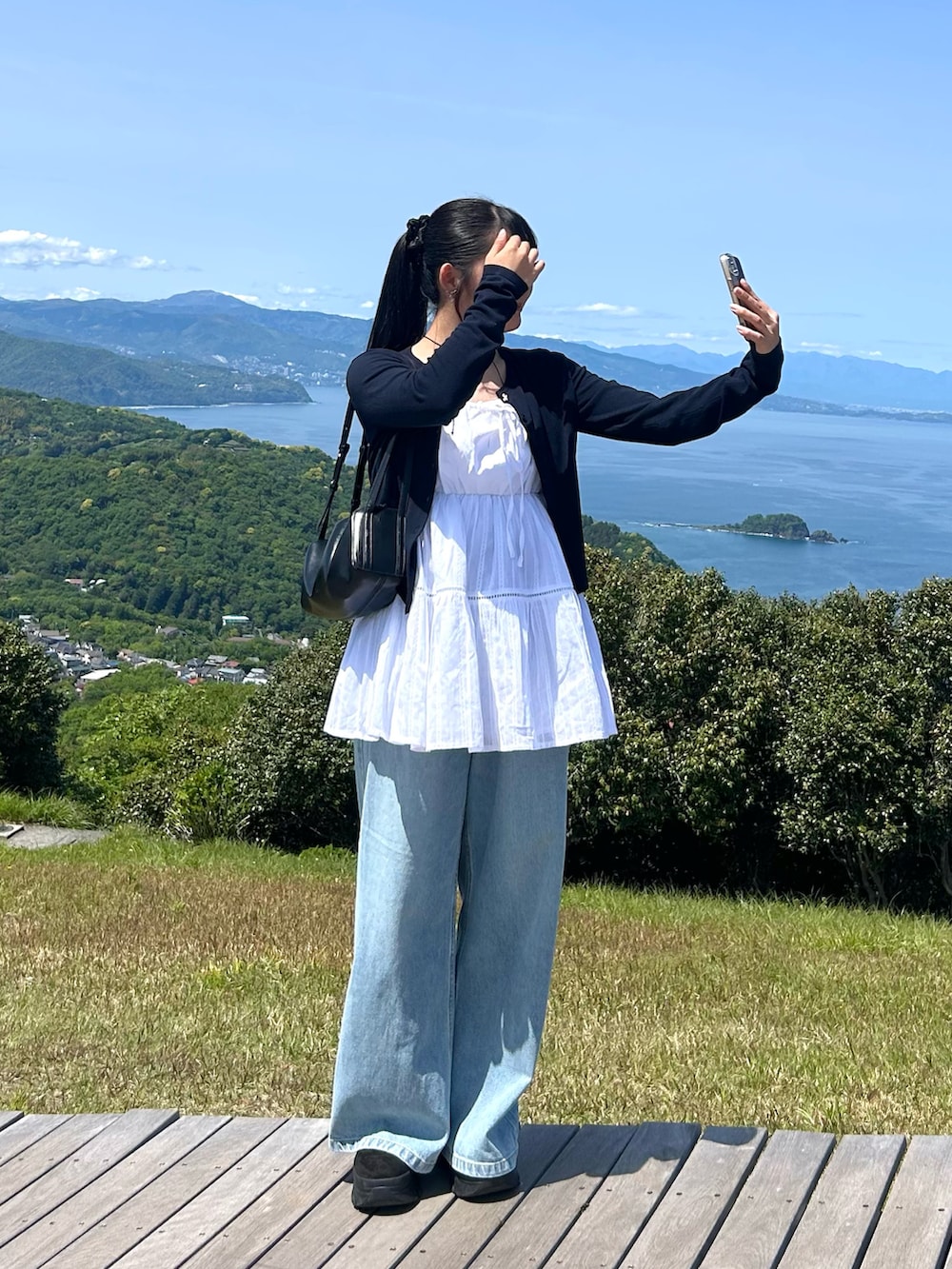 「最近のいい感じコーデ、春コーデ、初夏コーデ、WEARyouthコーデ、ワントーンコーデ、ブルーコーデ、カーディガンコーデ、デニムコーデ、レイヤードスタイル、カーディガン、キャミワンピ、デニム、TINA:JOJUN、mline、Kastane」｜「TINA：JOJUNの小花柄 レース付きキャミソール TINA：JOJUN（キャミソール、ホワイト系）」を使った、Aoha.さん（レディース・160cm）の春コーディネートの2枚目の写真