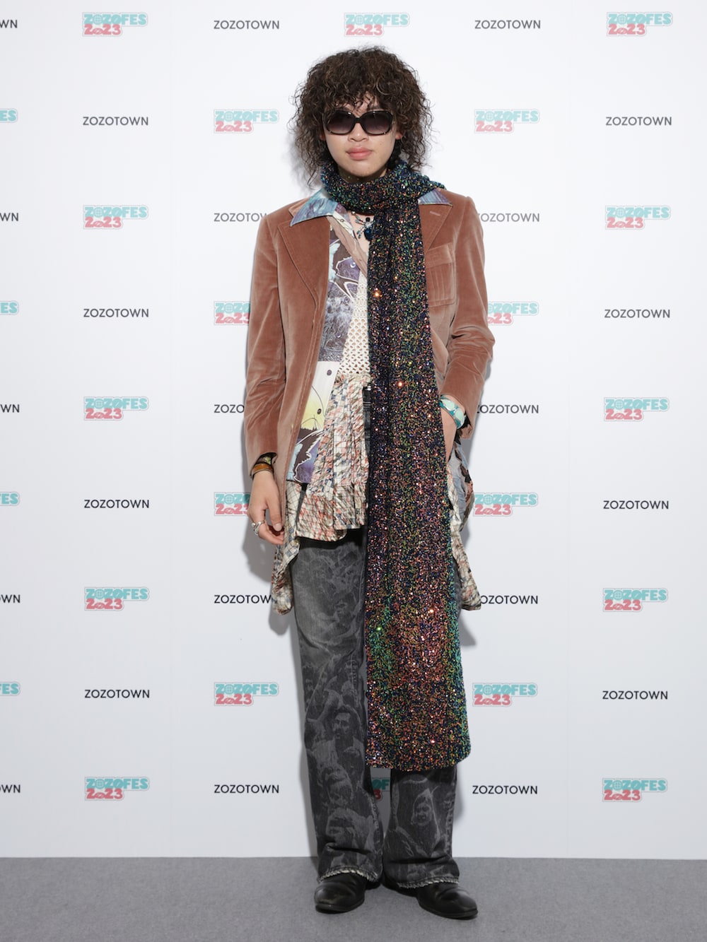 「ZOZOFES、ZOZOFES2023、フェススタイル」｜「DAIRIKUのWoodstock Flare Denim Pants（デニムパンツ、ブラック系）」を使った、ZOZOFES公式さん（メンズ・180cm）の春コーディネートの2枚目の写真
