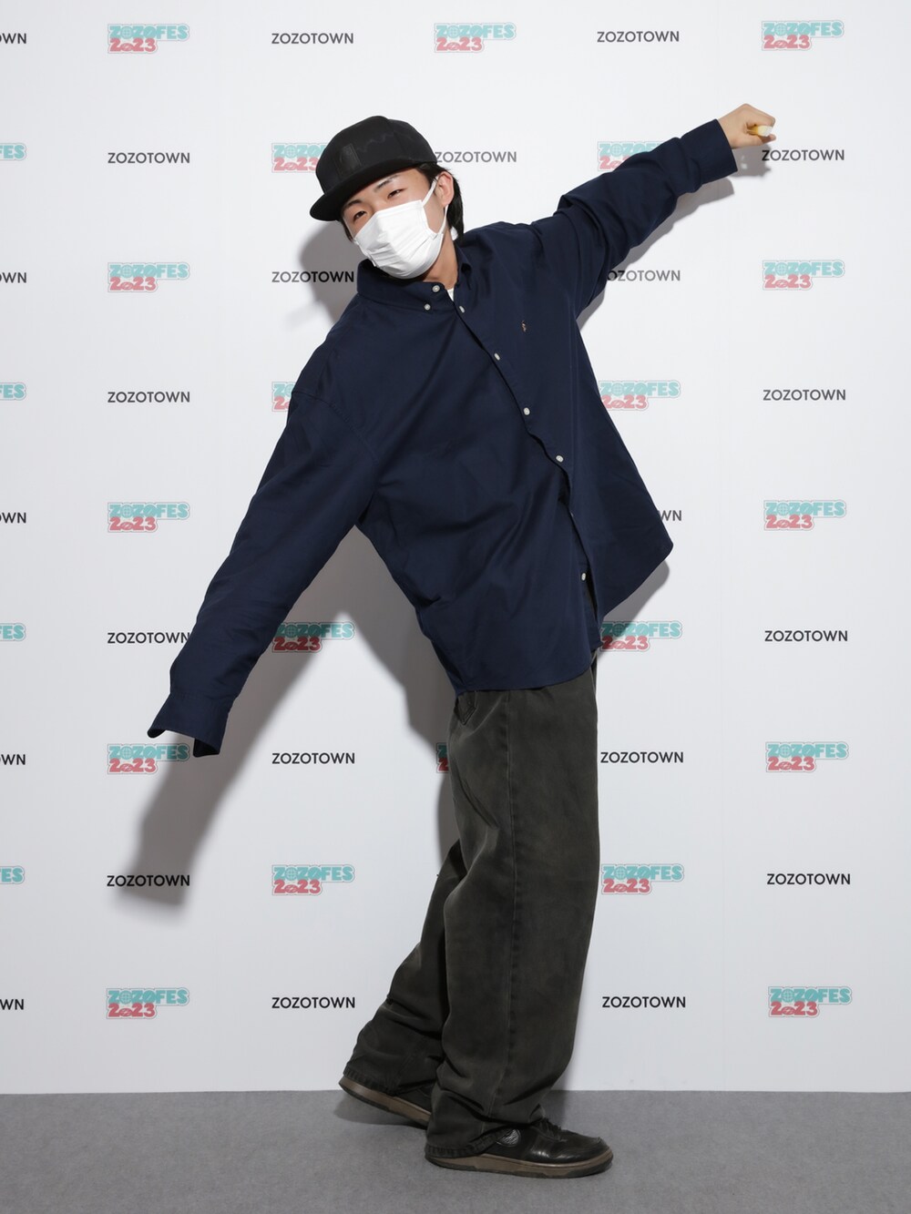 「ZOZOFES、ZOZOFES2023、フェススタイル」｜「no brandのアイテム（トップス、ブラック系）」を使った、ZOZOFES公式さん（メンズ・170cm）の春コーディネートの2枚目の写真