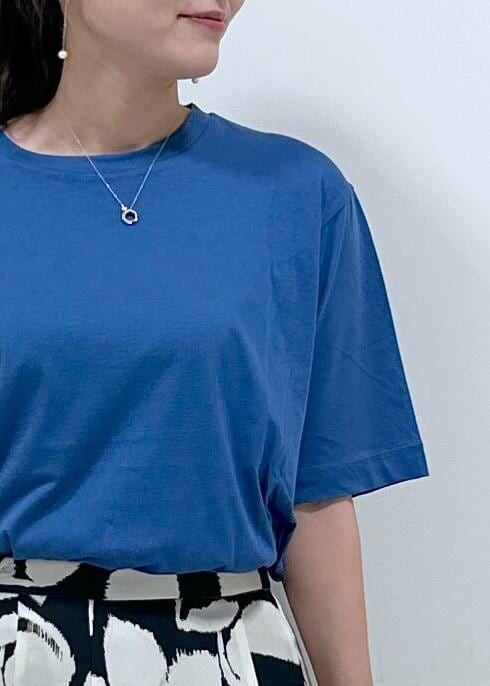 ベージュ系のハンドバッグ、ブルー系のTシャツ/カットソー、ブラック系のスカートを着用したレディースの夏コーディネートの2枚目の写真