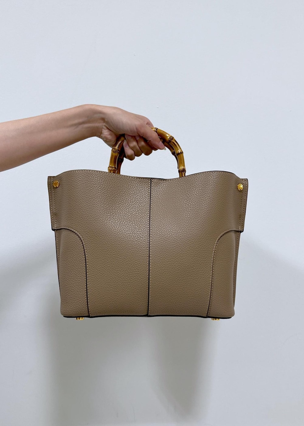 グレー系のスカート、ホワイト系のシャツ/ブラウス、ブルー系のスウェットを着用したレディースの秋コーディネートの7枚目の写真