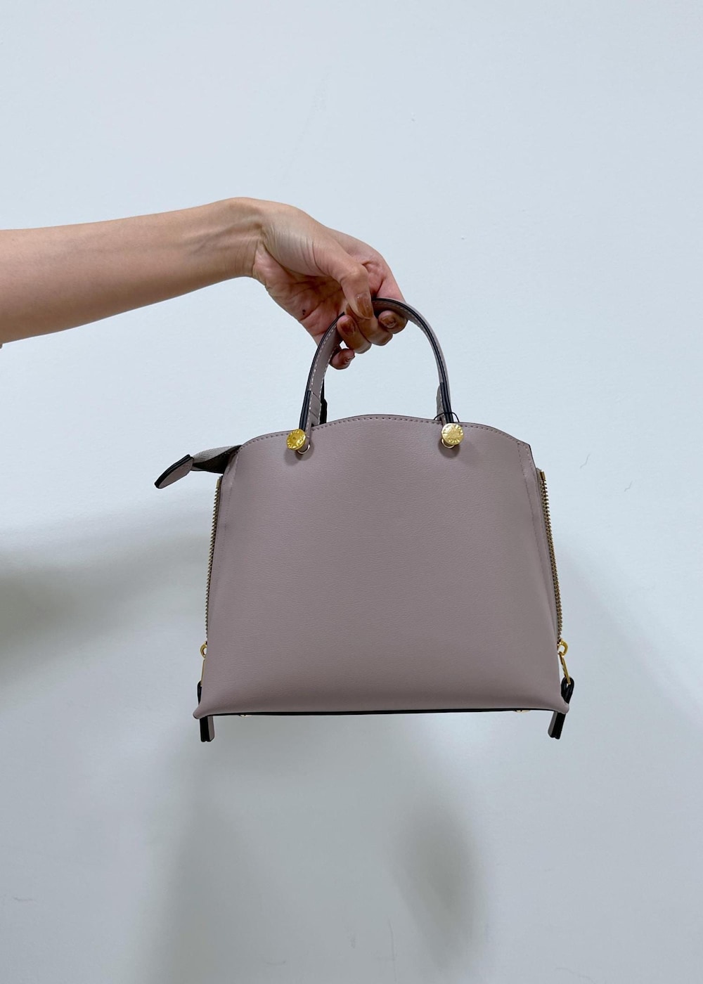 グレー系のハンドバッグ、ブルー系のワンピース、ホワイト系のカーディガン/ボレロを着用したレディースの冬コーディネートの9枚目の写真