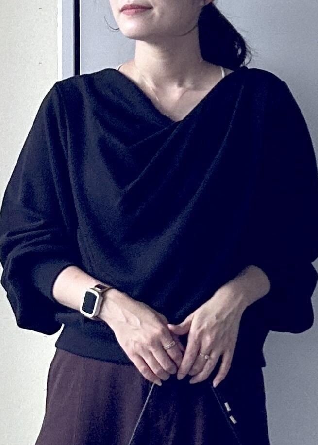 ブラック系のショルダーバッグ、ホワイト系のキャミソール、ホワイト系のTシャツ/カットソーを着用したレディースの秋コーディネートの7枚目の写真