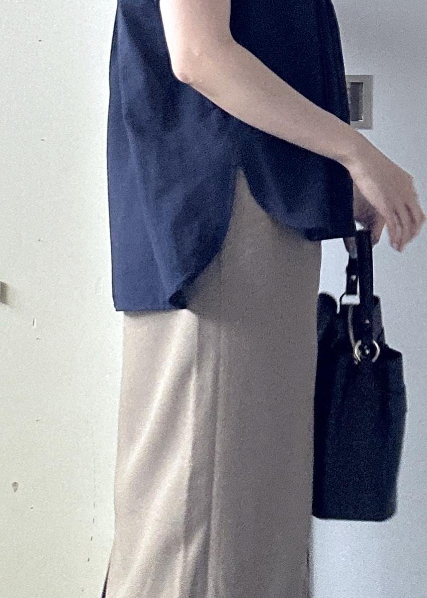 ブラック系のパンプス、ブルー系のシャツ/ブラウス、ベージュ系のスカートを着用したレディースの夏コーディネートの6枚目の写真