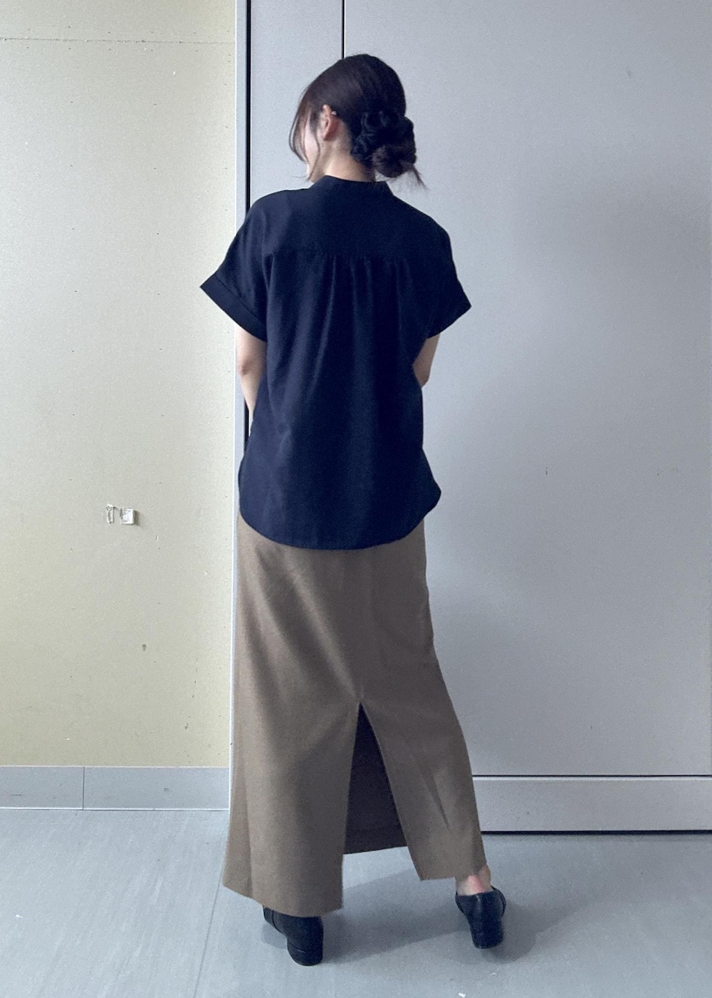 ブラック系のパンプス、ブルー系のシャツ/ブラウス、ベージュ系のスカートを着用したレディースの夏コーディネートの7枚目の写真