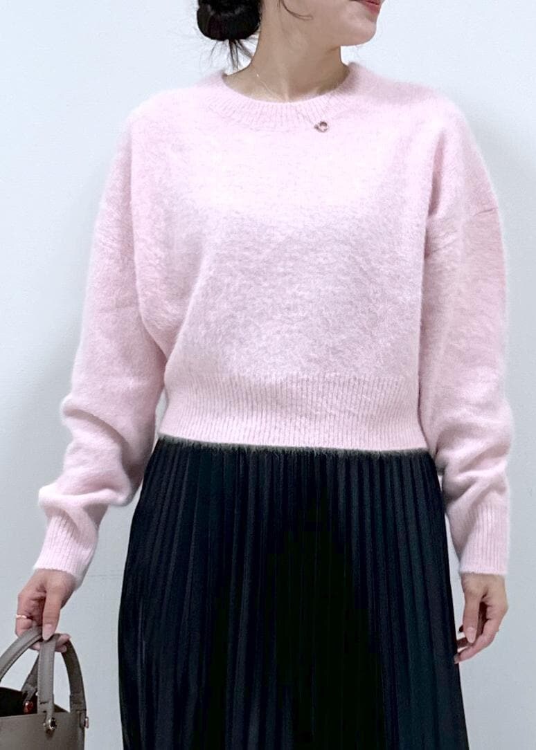 ブラック系のブーツ、ブラウン系のハンドバッグ、ホワイト系のステンカラーコートを着用したレディースの秋コーディネートの6枚目の写真