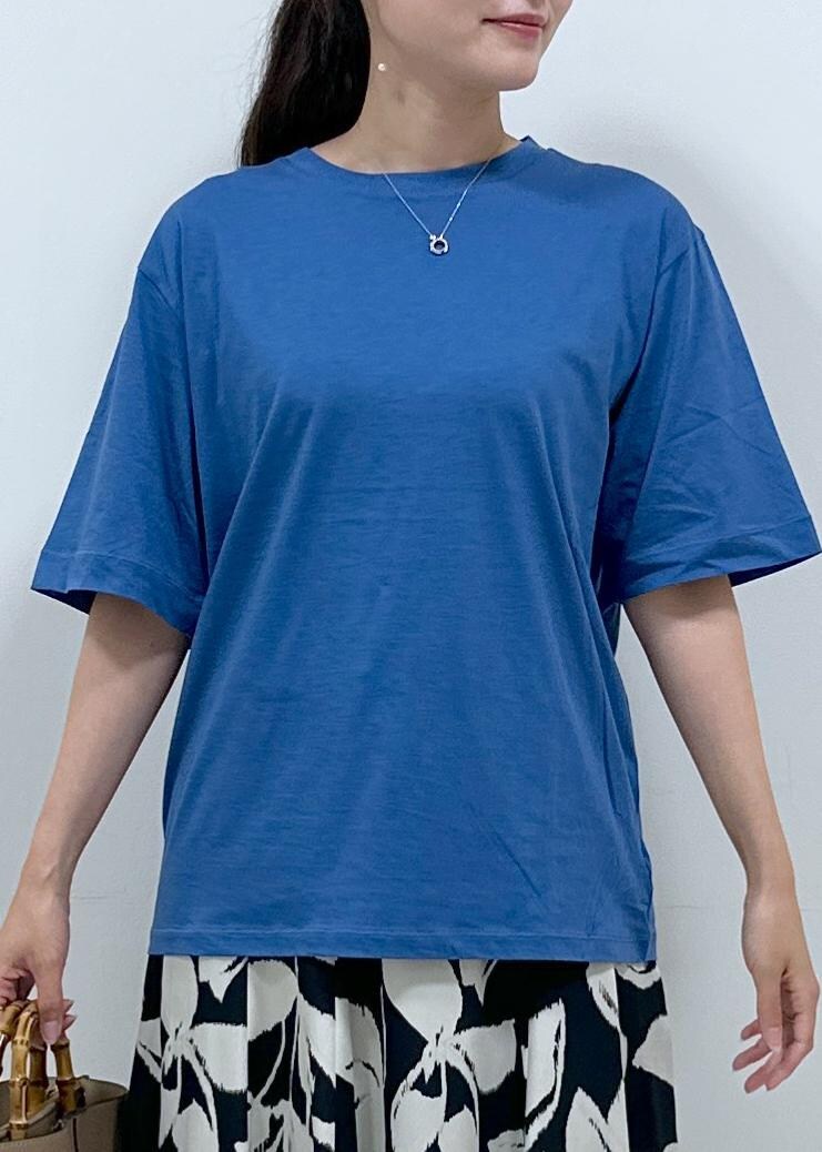 ベージュ系のハンドバッグ、ブルー系のTシャツ/カットソー、ブラック系のスカートを着用したレディースの夏コーディネートの3枚目の写真
