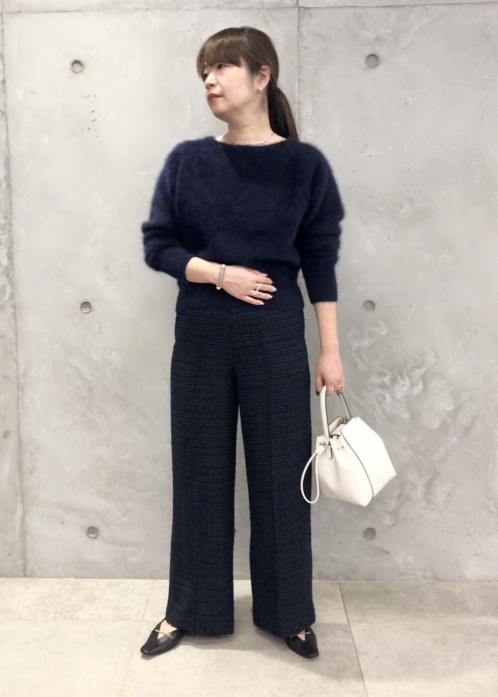 「ロペアール、ツィード、フォックス、カシミヤ、プルオーバー、ニット、長袖、ネイビー、パンツ、ストレート、パンプス、フラット、Knit 2023、ROPÉ、フラットシューズ」｜「ROPE'の【R（ロペ アール）】 K10 アコヤパール1粒リング（リング、ゴールド系）」を使った、yamaさん（レディース・163cm）の秋コーディネートの4枚目の写真