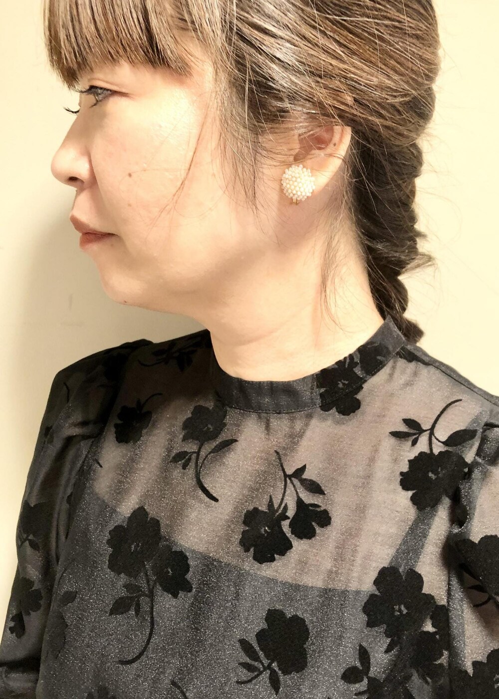 「パフスリーブ、フロッキー、ブラック、チェーンバッグ、長袖、ブラウス、シアー、スカート、フレアスカート、ブーツ、ROPÉ、シャツ・ブラウス、ロングブーツ、アクセサリー、お出かけ」｜「ROPE'の【MITAKE BUTTON】モチーフイヤリング（イヤリング、ホワイト系）」を使った、yamaさん（レディース・163cm）の秋コーディネートの6枚目の写真