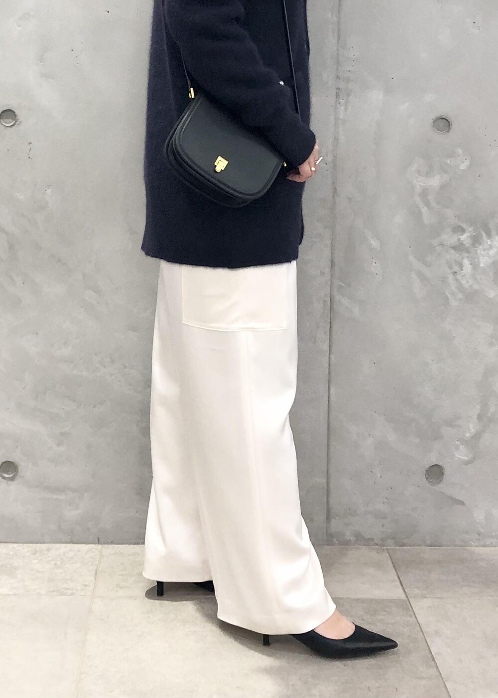 「カーゴパンツ、フォックス、パール釦、ロペアール、サテン、ニット、ネイビー、カーディガン、ホワイト、パンツ、パンプス、Knit 2023、ROPÉ、通勤、オフィスカジュアル」｜「ROPE'のFOX混片畦カーディガン（カーディガン/ボレロ、ブルー系）」を使った、yamaさん（レディース・163cm）の秋コーディネートの3枚目の写真