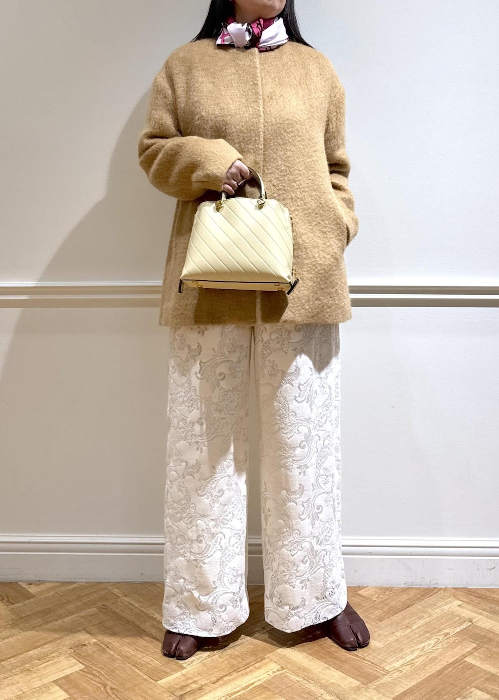 ホワイト系のカーディガン/ボレロ、ベージュ系のその他アウター、ホワイト系のその他パンツを着用したレディースの秋コーディネートの4枚目の写真