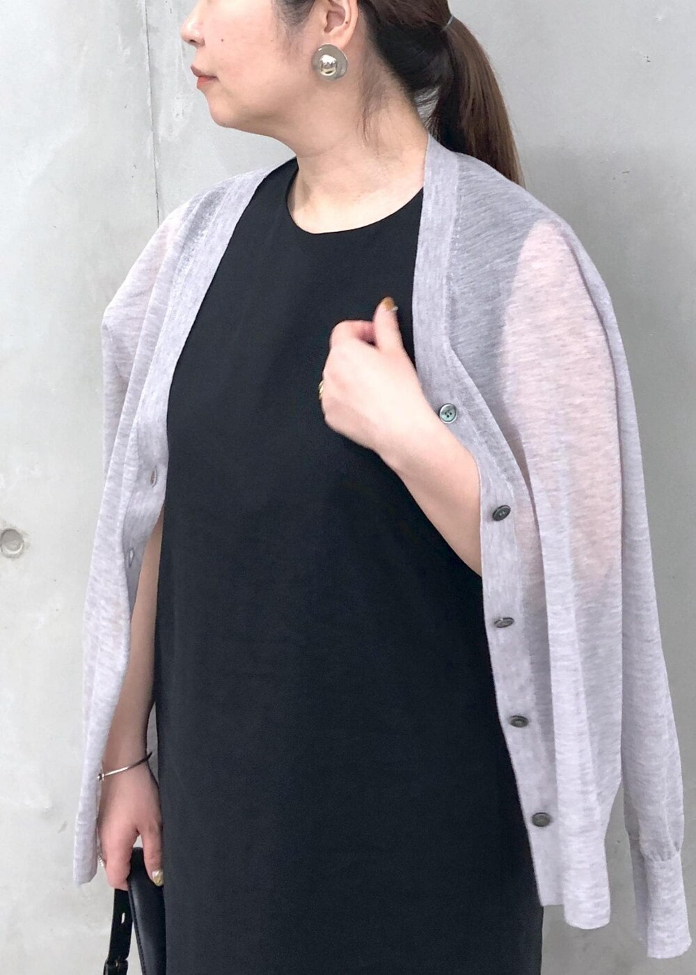 「ブラック、グレー、ROPÉ、ÉPOR、ミニバッグ、24SS夏の新作、ブルベ、高身長、骨格ストレート、インスタライブ着用、通勤、オフィスカジュアル、お出かけ、きれいめカジュアル、大人カジュアル」｜「ROPE'のAmelia Sandal （アメリア サンダル）【メディア掲載】（サンダル、ブラック系）」を使った、yamaさん（レディース・163cm）の夏コーディネートの2枚目の写真