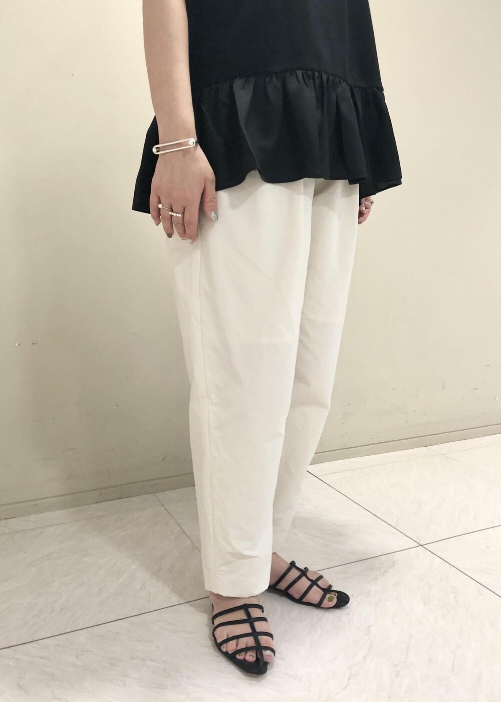 「ロペアール、フリル、ブラック、ホワイト、ニット、ROPÉ、ÉPOR、Y BAG、MONOGRAM BAG、夏トップス、カットソー、パンツ、セール、23SS夏の新作、三尋木さんコラボ_23'Summer」｜「ROPE'のミラノリブ×デシンコンビフレンチスリーブブルオーバー（Tシャツ/カットソー、ブラック系）」を使った、yamaさん（レディース・163cm）の夏コーディネートの3枚目の写真