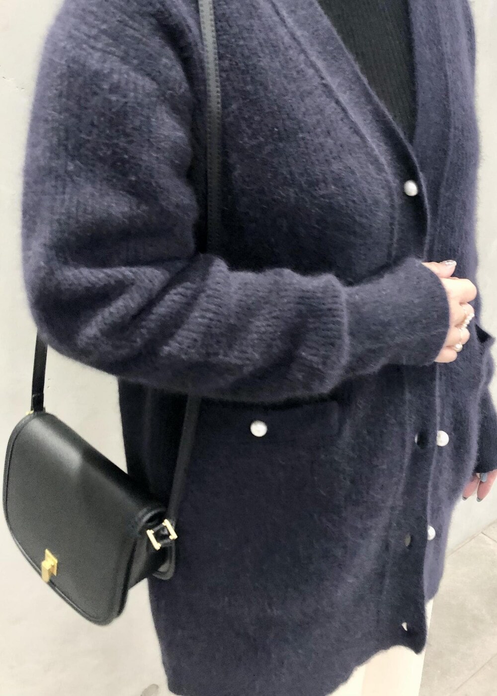 「カーゴパンツ、フォックス、パール釦、ロペアール、サテン、ニット、ネイビー、カーディガン、ホワイト、パンツ、パンプス、Knit 2023、ROPÉ、通勤、オフィスカジュアル」｜「ROPE'のFOX混片畦カーディガン（カーディガン/ボレロ、ブルー系）」を使った、yamaさん（レディース・163cm）の秋コーディネートの2枚目の写真