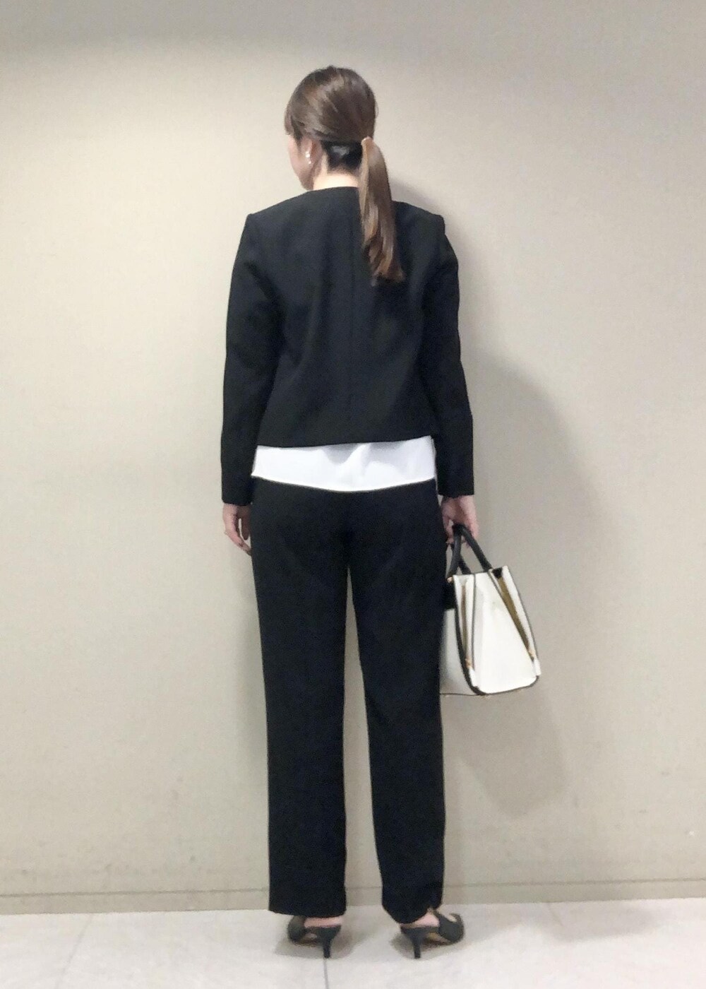 「ROPÉ、ÉPOR、W BAG、シャツ・ブラウス、ジャケット、パンツ、通勤バッグ、通勤、骨格ストレート、ブルベ、セレモニー、スーツ、セットアップ、23AW秋の新作、スタイルアップ」｜「E'PORの【E'POR】W BAG Medium（ハンドバッグ、ホワイト系）」を使った、yamaさん（レディース・163cm）の秋コーディネートの3枚目の写真
