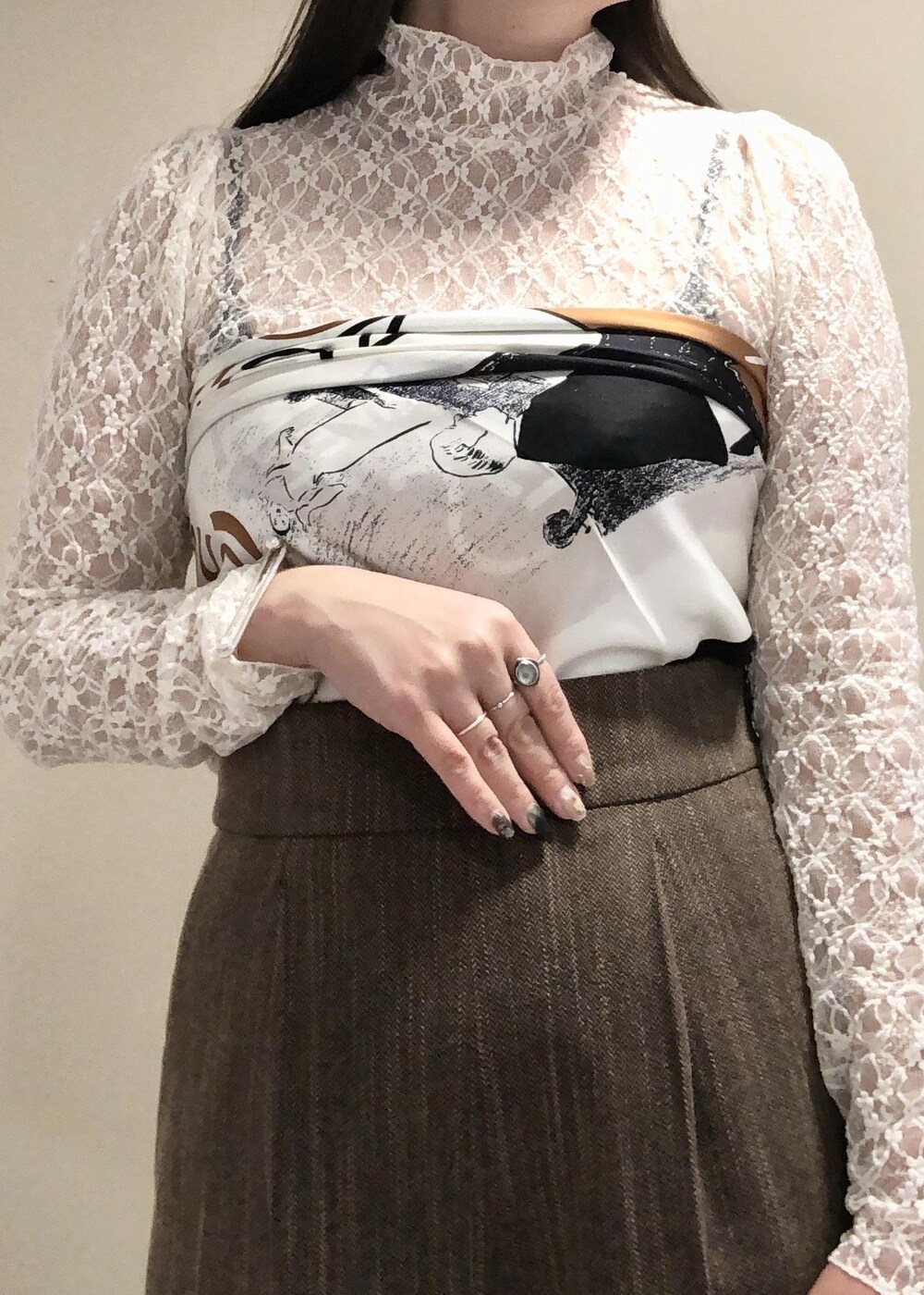「ミニバッグ、レース、ブラウン、ホワイト、洗える、ブラック、ROPÉ、ÉPOR、Y BAG、カットソー、パンツ、23AW秋の新作、通勤、お出かけ、骨格ストレート」｜「ROPE'のロートレックグラフィカルシルクスカーフ/Lサイズ（バンダナ/スカーフ、ブラック系）」を使った、yamaさん（レディース・163cm）の夏コーディネートの2枚目の写真
