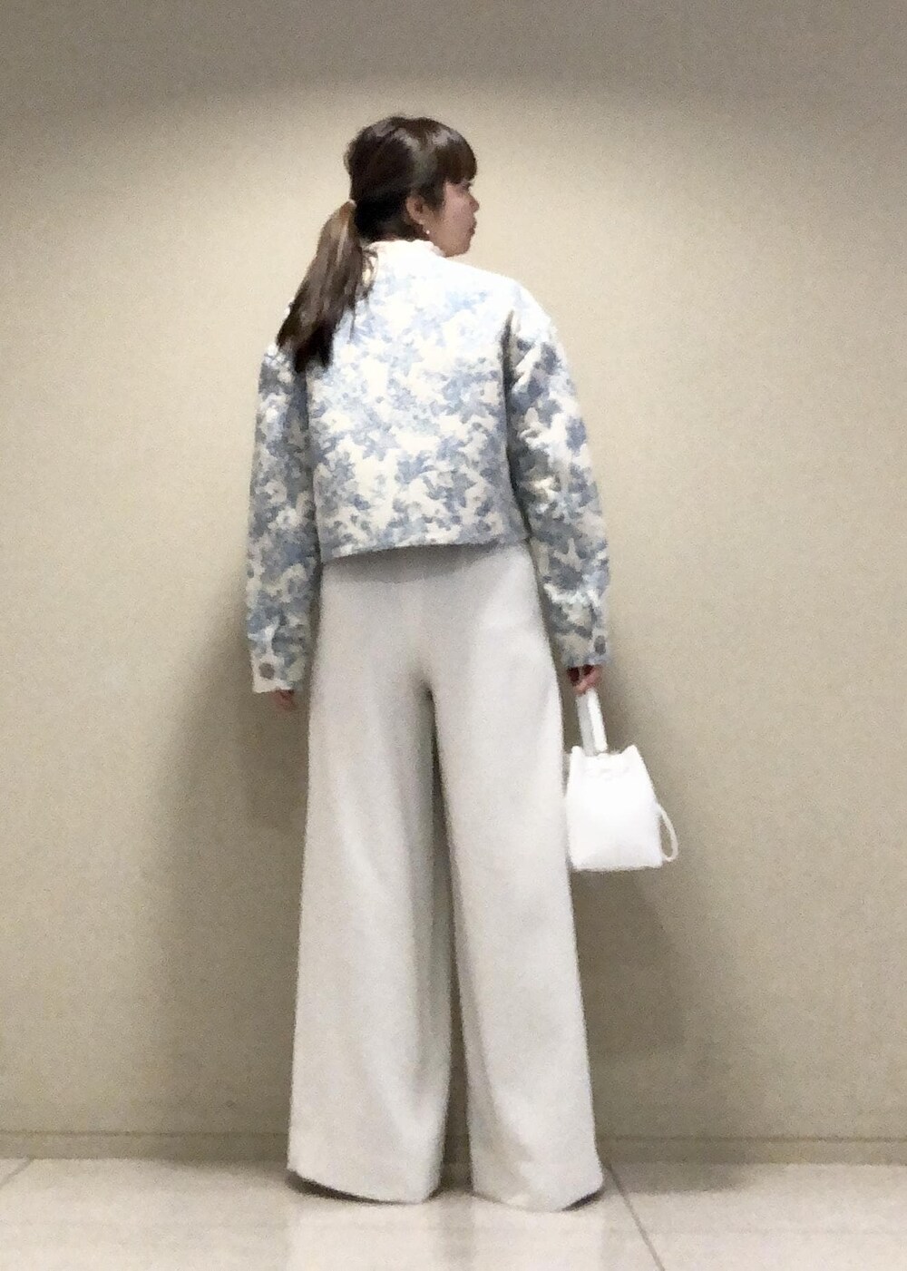 「ロペアール、SNaPMeAward23w、パンツ、ROPÉ、春アウター、ブルゾン、ジャケット、カットソー、スラックスパンツ、DEVEAUX、通勤、きれいめカジュアル、お出かけ、大人カジュアル、骨格ストレート」｜「ROPE'の【R（ロペ アール）】 K10 アコヤパール1粒リング（リング、ゴールド系）」を使った、yamaさん（レディース・163cm）の冬コーディネートの5枚目の写真