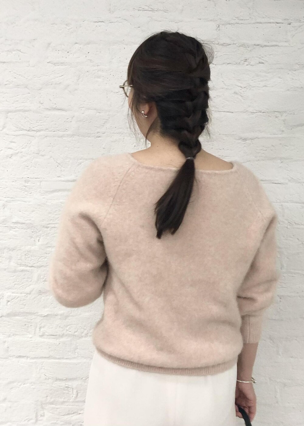 「ロペアール、ニット、長袖、ピンク、ホワイト、パンツ、ワイド、パンプス、Knit 2023、ROPÉ、通勤、オフィスカジュアル、きれいめカジュアル、お出かけ、大人カジュアル」｜「ROPE'の【R（ロペ アール）】 K10 アコヤパール1粒リング（リング、ゴールド系）」を使った、yamaさん（レディース・163cm）の秋コーディネートの4枚目の写真