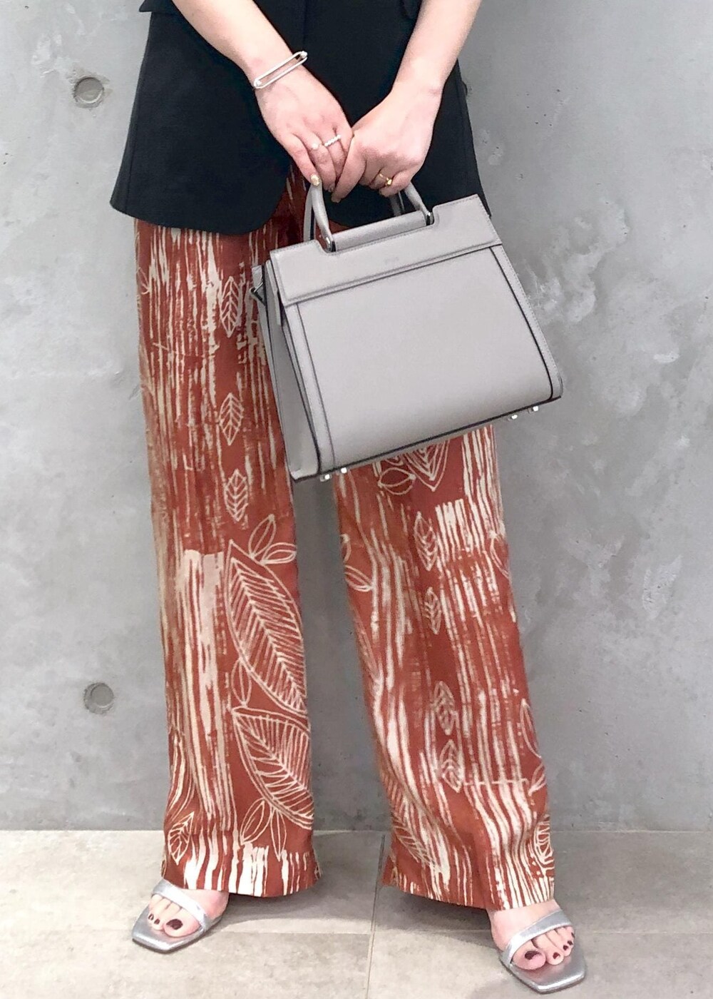 「ブラウン、ボタニカル、IPEKAR、W BAG、通勤バッグ、ミニバッグ、24SS夏の新作、ブルベ、骨格ストレート、通勤、オフィスカジュアル、お出かけ、きれいめ、洗える、夏」｜「E'PORの【24SS】【E'POR】W BAG Medium（ハンドバッグ、グレー系）」を使った、yamaさん（レディース・163cm）の夏コーディネートの3枚目の写真