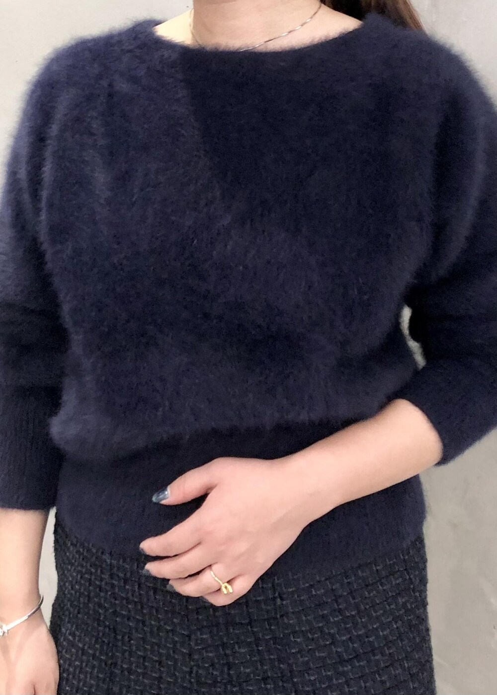 「ロペアール、ツィード、フォックス、カシミヤ、プルオーバー、ニット、長袖、ネイビー、パンツ、ストレート、パンプス、フラット、Knit 2023、ROPÉ、フラットシューズ」｜「ROPE'の【R（ロペ アール）】 K10 アコヤパール1粒リング（リング、ゴールド系）」を使った、yamaさん（レディース・163cm）の秋コーディネートの2枚目の写真