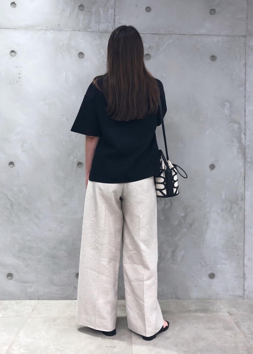 「ブラック、ミニ、ニット、半袖、五分袖、ベージュ、パンツ、ワイド、雑誌掲載、ROPÉ、ミニバッグ、24SS春の新作、ブルベ、骨格ストレート、通勤」｜「ROPE'のAnna Bag （アンナ バッグ）【雑誌掲載】【メディア掲載】（ハンドバッグ、ブラック系）」を使った、yamaさん（レディース・163cm）の春コーディネートの3枚目の写真