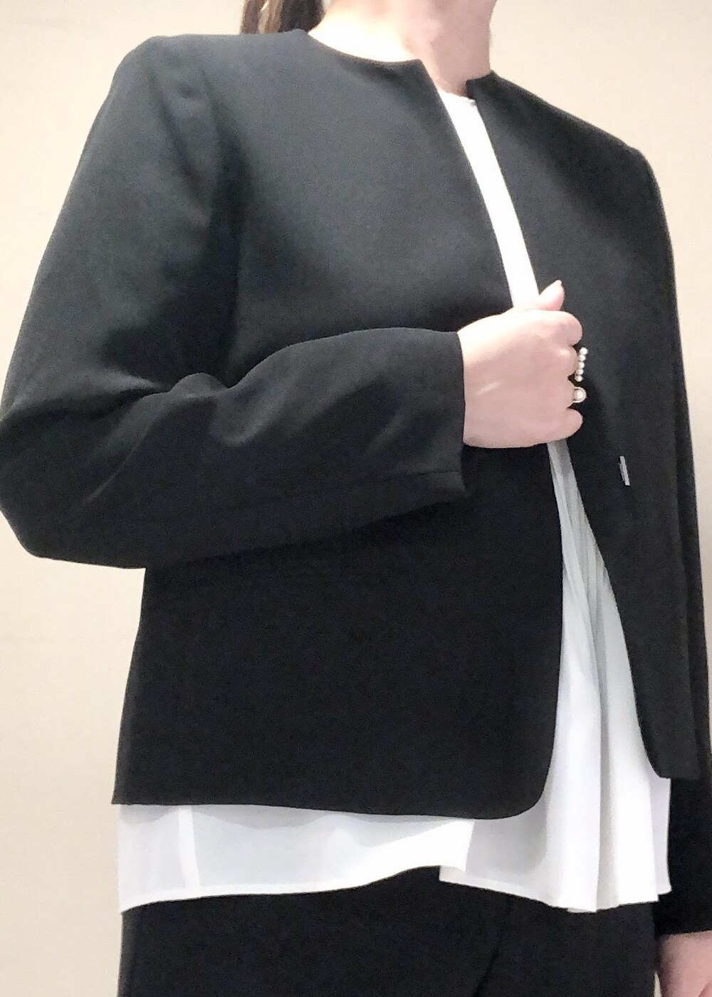 「ROPÉ、ÉPOR、W BAG、シャツ・ブラウス、ジャケット、パンツ、通勤バッグ、通勤、骨格ストレート、ブルベ、セレモニー、スーツ、セットアップ、23AW秋の新作、スタイルアップ」｜「E'PORの【E'POR】W BAG Medium（ハンドバッグ、ホワイト系）」を使った、yamaさん（レディース・163cm）の秋コーディネートの4枚目の写真