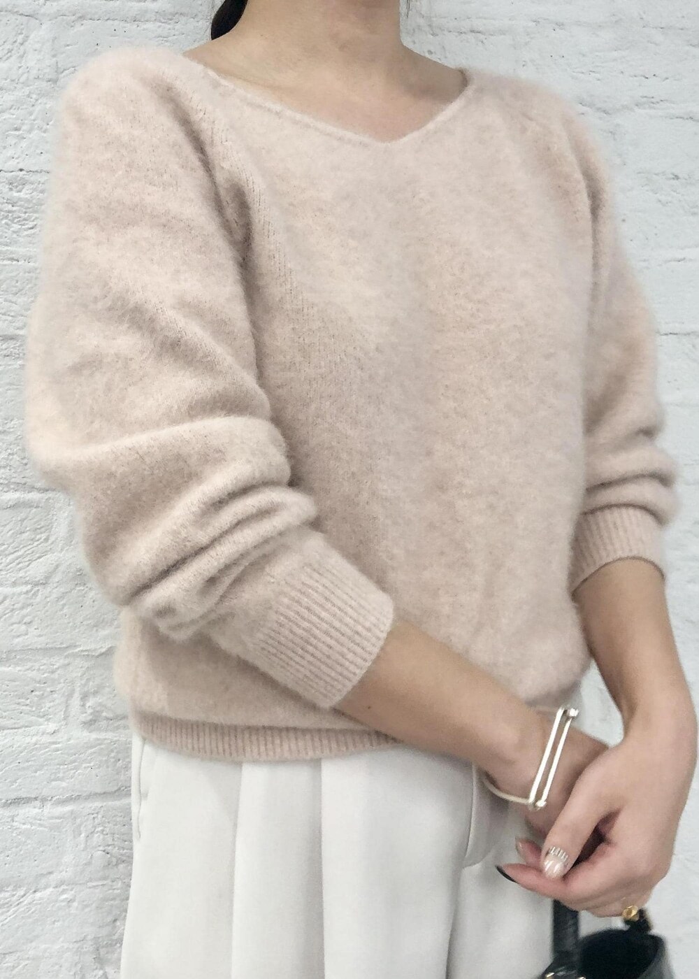 「ロペアール、ニット、長袖、ピンク、ホワイト、パンツ、ワイド、パンプス、Knit 2023、ROPÉ、通勤、オフィスカジュアル、きれいめカジュアル、お出かけ、大人カジュアル」｜「ROPE'の【R（ロペ アール）】 K10 アコヤパール1粒リング（リング、ゴールド系）」を使った、yamaさん（レディース・163cm）の秋コーディネートの2枚目の写真