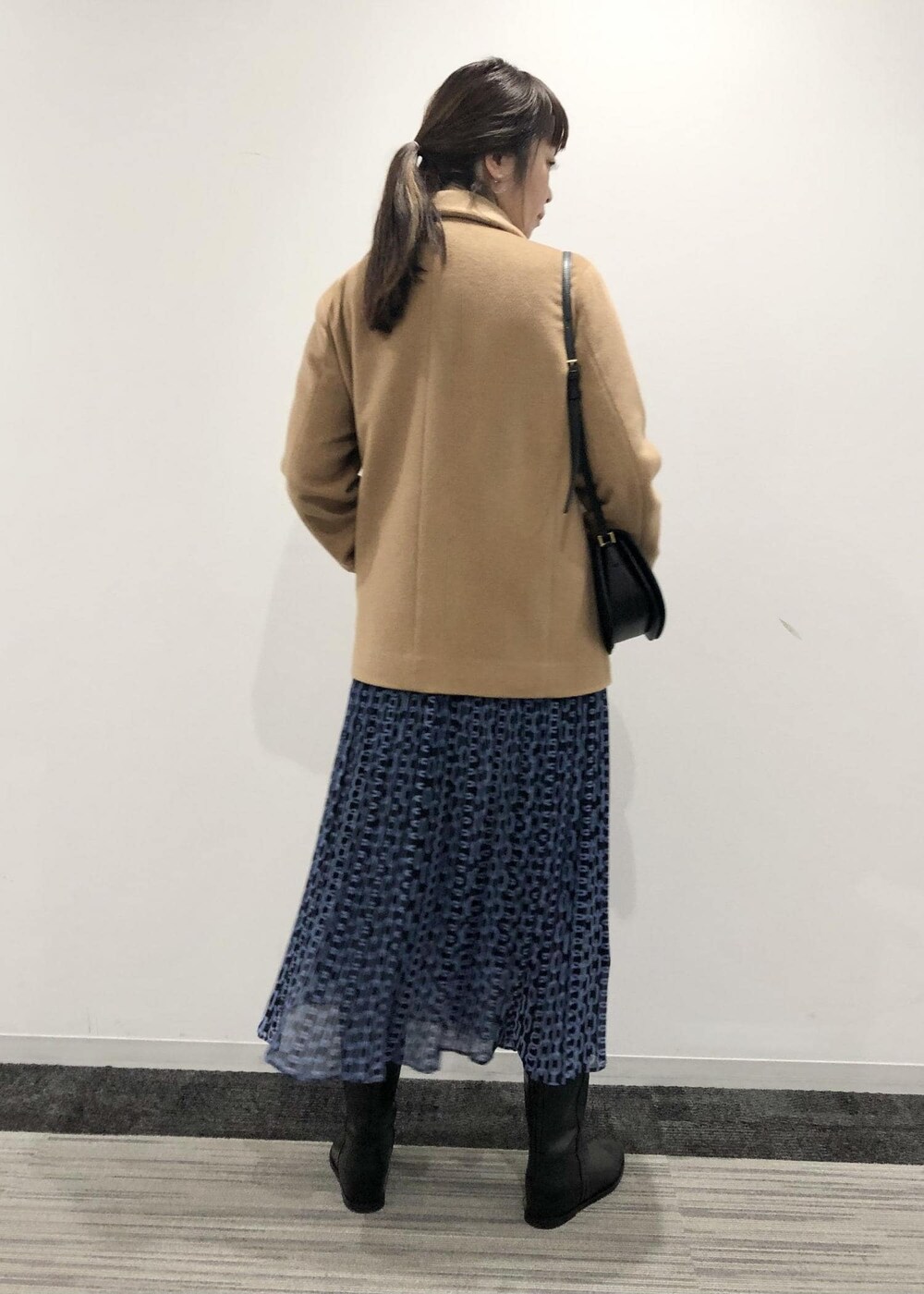 「ブーツ、ミニバッグ、ショートコート、アウター、ベージュ、ブルー、ブラック、ROPÉ、ワンピース、23AW秋の新作、通勤、お出かけ、骨格ストレート、ブルベ」｜「ROPE'のRPフォルドロックメタルフラップショルダー（ショルダーバッグ、ブラック系）」を使った、yamaさん（レディース・163cm）の夏コーディネートの4枚目の写真