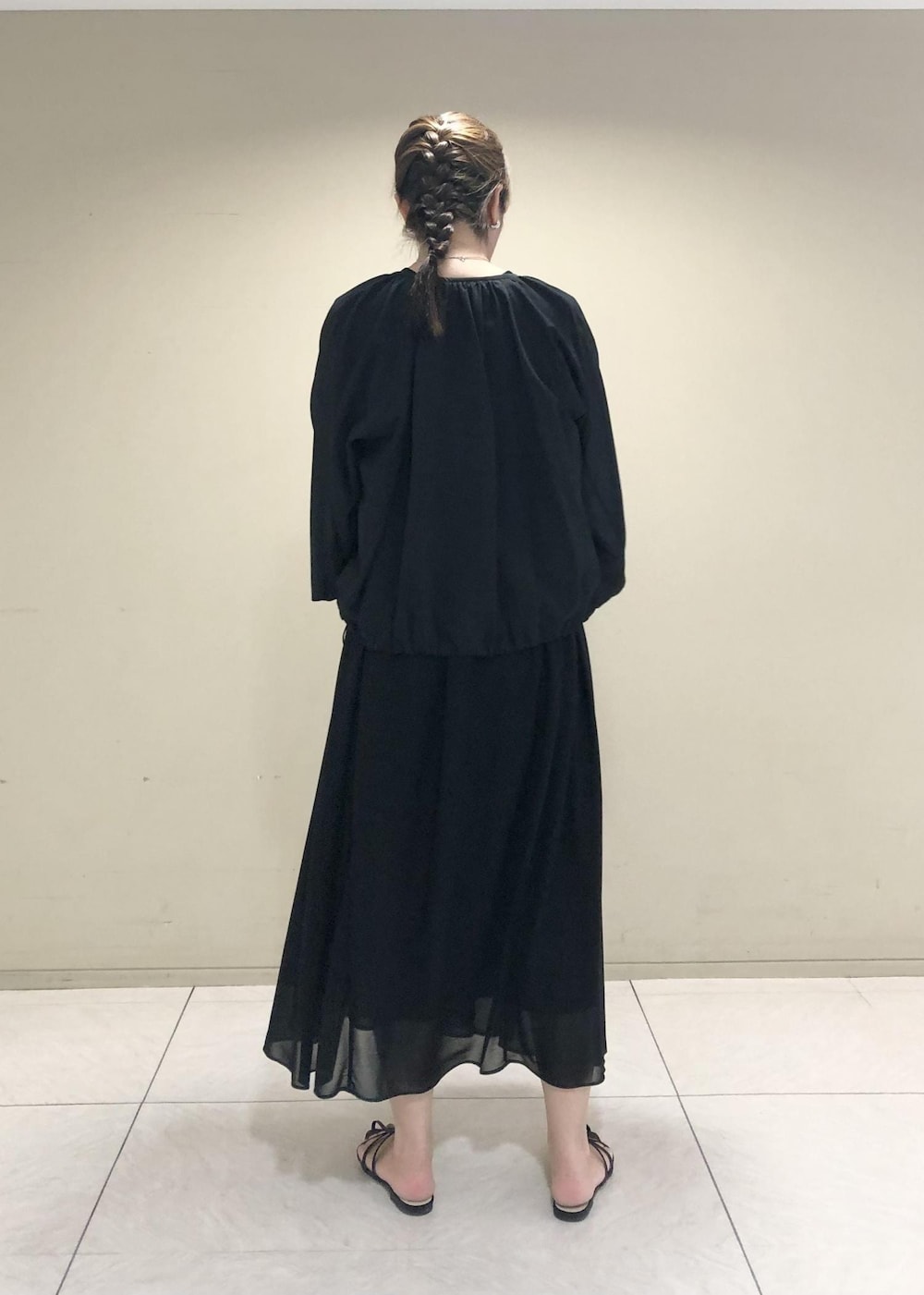 「ブルゾン、ブラック、ワンピース、シャツ、シアー、サンダル、フラット、ROPÉ、ÉPOR、Y BAG、MONOGRAM BAG、シャツ・ブラウス、ジャケット、23SS夏の新作、通勤」｜「ROPE'のナローストラップフラットサンダル（サンダル、ブラック系）」を使った、yamaさん（レディース・163cm）の夏コーディネートの3枚目の写真