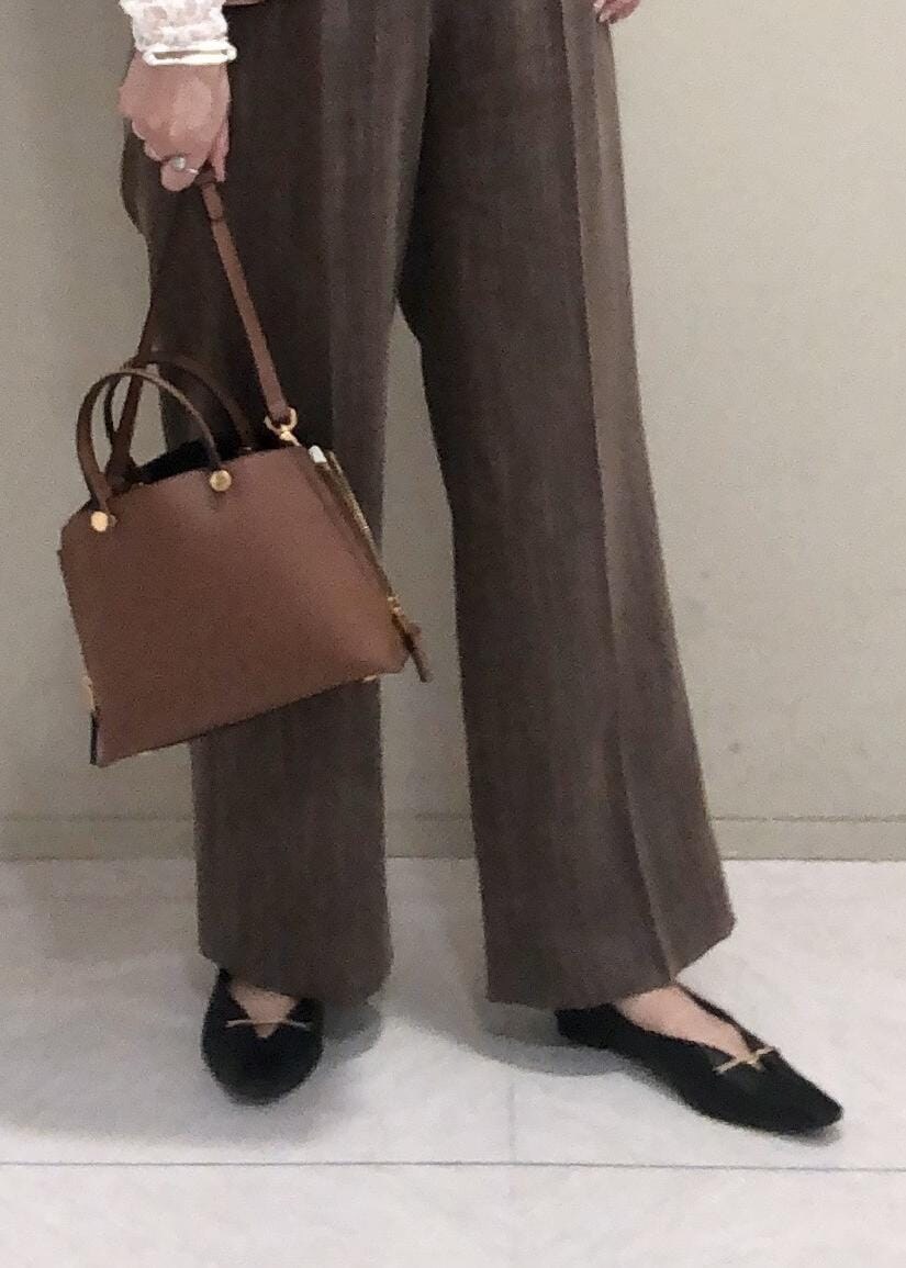 「ミニバッグ、レース、ブラウン、ホワイト、洗える、ブラック、ROPÉ、ÉPOR、Y BAG、カットソー、パンツ、23AW秋の新作、通勤、お出かけ、骨格ストレート」｜「ROPE'のロートレックグラフィカルシルクスカーフ/Lサイズ（バンダナ/スカーフ、ブラック系）」を使った、yamaさん（レディース・163cm）の夏コーディネートの5枚目の写真