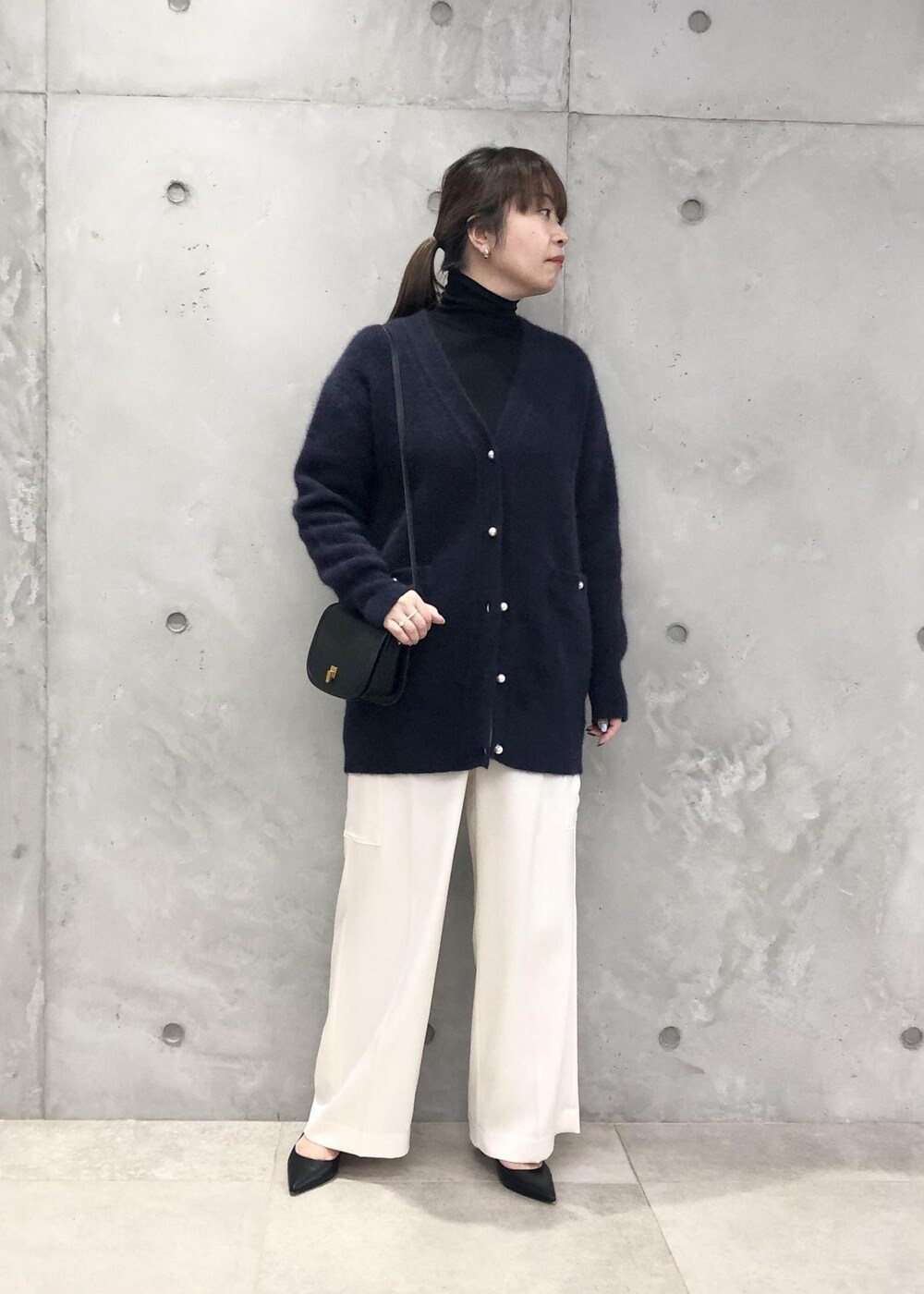 「カーゴパンツ、フォックス、パール釦、ロペアール、サテン、ニット、ネイビー、カーディガン、ホワイト、パンツ、パンプス、Knit 2023、ROPÉ、通勤、オフィスカジュアル」｜「ROPE'のFOX混片畦カーディガン（カーディガン/ボレロ、ブルー系）」を使った、yamaさん（レディース・163cm）の秋コーディネートの5枚目の写真