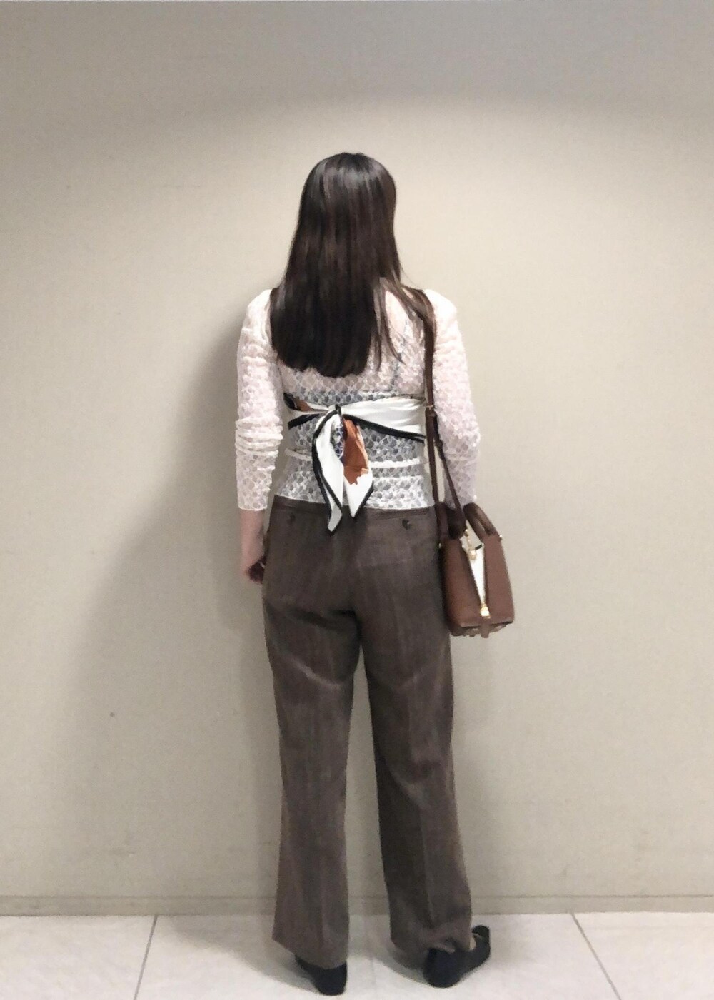 「ミニバッグ、レース、ブラウン、ホワイト、洗える、ブラック、ROPÉ、ÉPOR、Y BAG、カットソー、パンツ、23AW秋の新作、通勤、お出かけ、骨格ストレート」｜「ROPE'のロートレックグラフィカルシルクスカーフ/Lサイズ（バンダナ/スカーフ、ブラック系）」を使った、yamaさん（レディース・163cm）の夏コーディネートの6枚目の写真