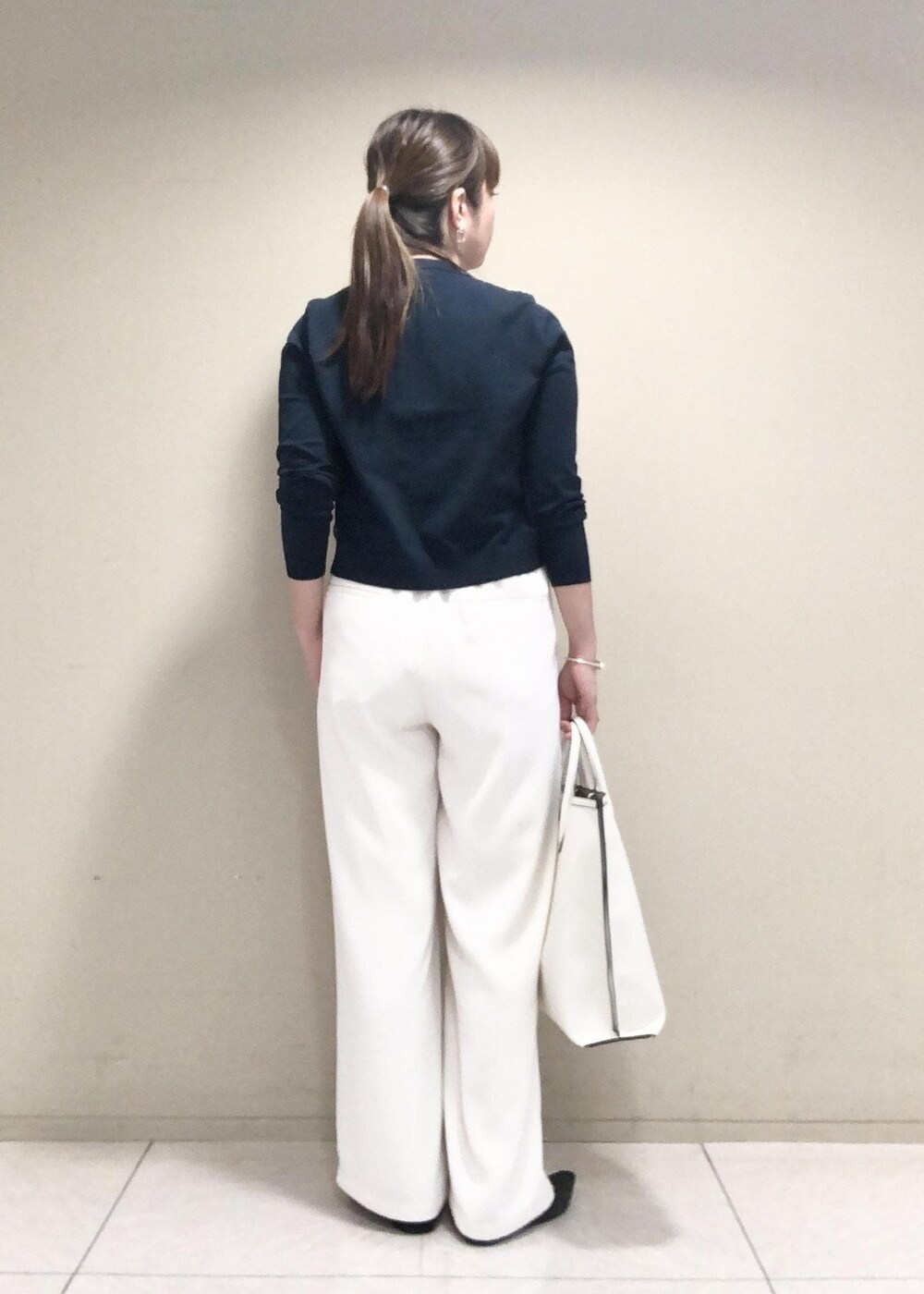 「ROPÉ、ÉPOR、Ree、A4、ニット、カーディガン、パンツ、通勤バッグ、フラットシューズ、スカーフ柄、通勤、オフィスカジュアル、きれいめカジュアル、お出かけ、大人カジュアル」｜「E'PORの【E'POR】【A4対応】【一部直営店舗・WEB限定】LIMITED MODEL Ree Large（リー）【雑誌掲載】（トートバッグ、ホワイト系）」を使った、yamaさん（レディース・163cm）の秋コーディネートの3枚目の写真