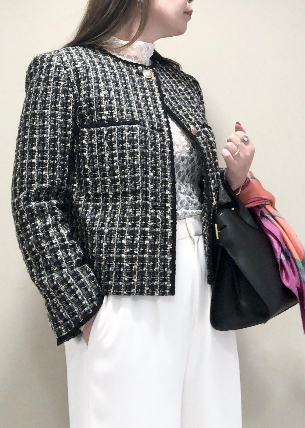 「otonaMUSE、セミワイド、レース、スカーフ、ブラック、ホワイト、ツイード、パンツ、ワイド、ROPÉ、カットソー、ジャケット、23AW秋の新作、通勤、お出かけ」｜「ROPE'のサイドメタルミドルトート（トートバッグ、ブラック系）」を使った、yamaさん（レディース・163cm）の秋コーディネートの2枚目の写真