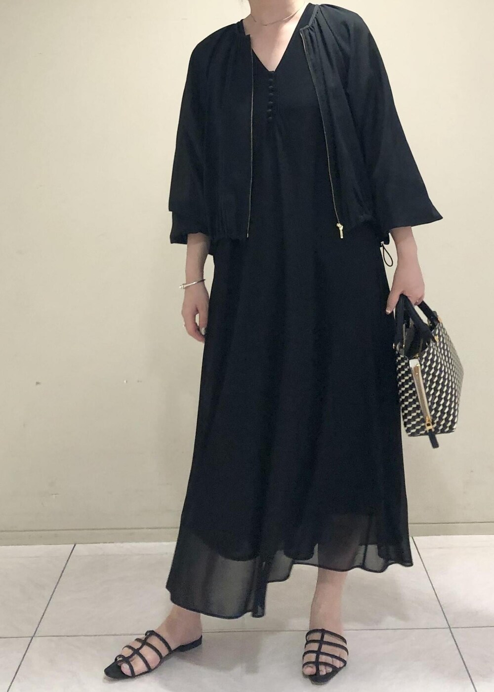 「ブルゾン、ブラック、ワンピース、シャツ、シアー、サンダル、フラット、ROPÉ、ÉPOR、Y BAG、MONOGRAM BAG、シャツ・ブラウス、ジャケット、23SS夏の新作、通勤」｜「ROPE'のナローストラップフラットサンダル（サンダル、ブラック系）」を使った、yamaさん（レディース・163cm）の夏コーディネートの2枚目の写真