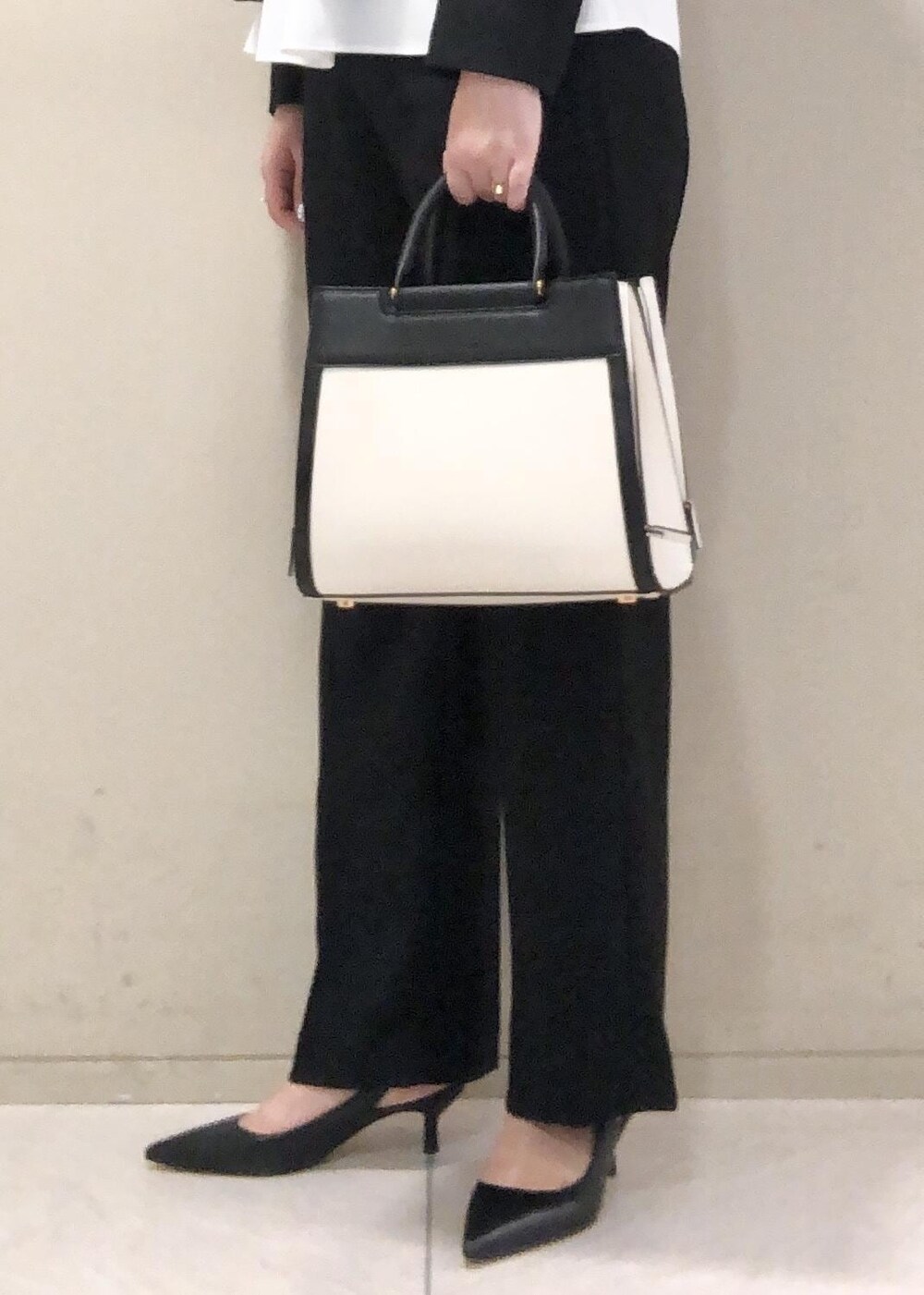 「ROPÉ、ÉPOR、W BAG、シャツ・ブラウス、ジャケット、パンツ、通勤バッグ、通勤、骨格ストレート、ブルベ、セレモニー、スーツ、セットアップ、23AW秋の新作、スタイルアップ」｜「E'PORの【E'POR】W BAG Medium（ハンドバッグ、ホワイト系）」を使った、yamaさん（レディース・163cm）の秋コーディネートの5枚目の写真