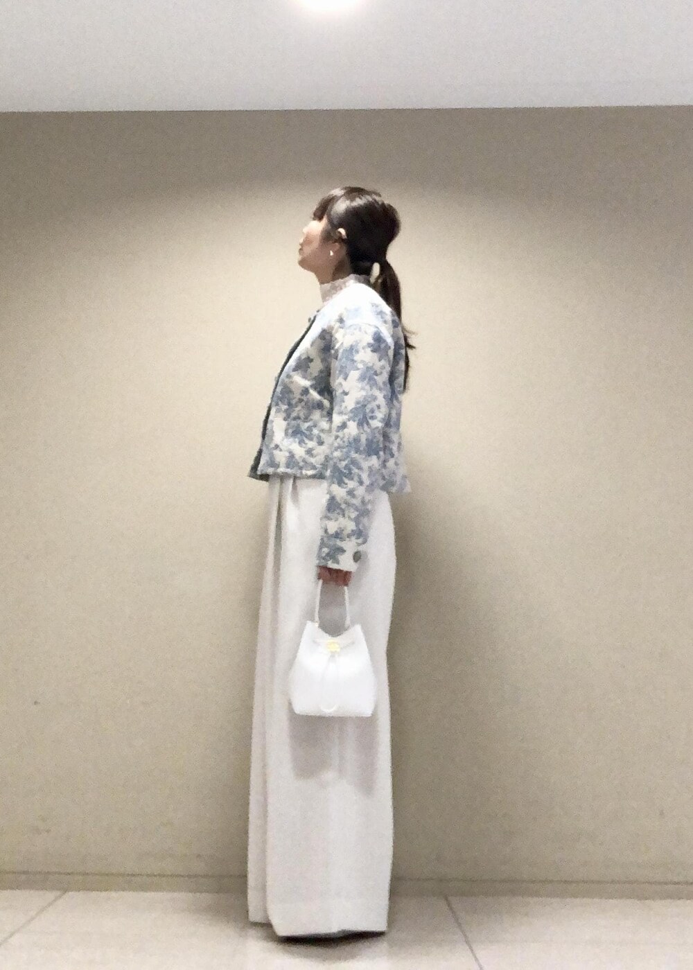 「ロペアール、SNaPMeAward23w、パンツ、ROPÉ、春アウター、ブルゾン、ジャケット、カットソー、スラックスパンツ、DEVEAUX、通勤、きれいめカジュアル、お出かけ、大人カジュアル、骨格ストレート」｜「ROPE'の【R（ロペ アール）】 K10 アコヤパール1粒リング（リング、ゴールド系）」を使った、yamaさん（レディース・163cm）の冬コーディネートの4枚目の写真