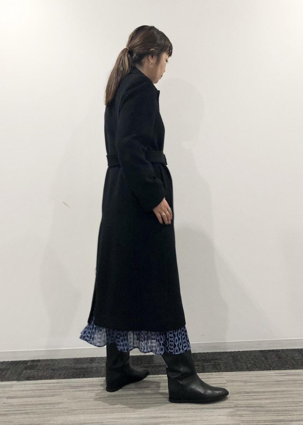 「ブラック、ブルー、ITALY、シャギーコート、アルパカ、ベージュ、ハンドバッグ、ミニ、ワンピース、ブーツ、ROPÉ、23AW秋の新作、通勤、お出かけ、骨格ストレート」｜「ROPE'のBELLANDI SURI ALPACAシャギーコート（ステンカラーコート、ブラック系）」を使った、yamaさん（レディース・163cm）の夏コーディネートの5枚目の写真