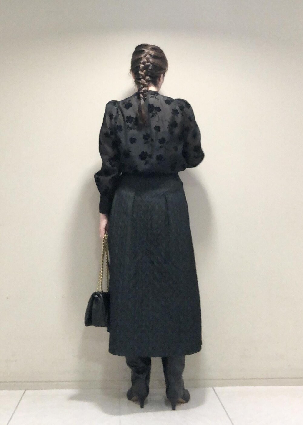 「パフスリーブ、フロッキー、ブラック、チェーンバッグ、長袖、ブラウス、シアー、スカート、フレアスカート、ブーツ、ROPÉ、シャツ・ブラウス、ロングブーツ、アクセサリー、お出かけ」｜「ROPE'の【MITAKE BUTTON】モチーフイヤリング（イヤリング、ホワイト系）」を使った、yamaさん（レディース・163cm）の秋コーディネートの3枚目の写真