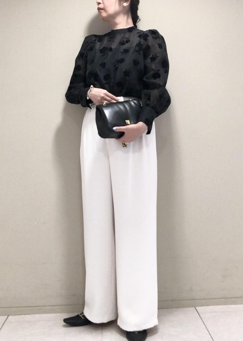 「セミワイド、雑誌掲載、ブラック、チェーンバッグ、長袖、ブラウス、シアー、ホワイト、パンツ、ワイド、ハイウエスト、ROPÉ、シャツ・ブラウス、フラットシューズ、アクセサリー」｜「ROPE'の【MITAKE BUTTON】モチーフイヤリング（イヤリング、ホワイト系）」を使った、yamaさん（レディース・163cm）の秋コーディネートの2枚目の写真