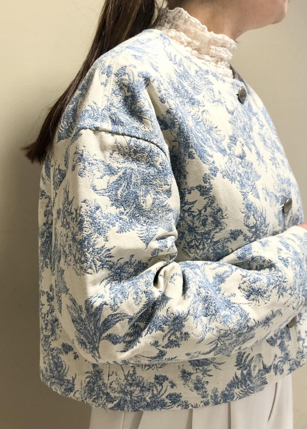 「ロペアール、SNaPMeAward23w、パンツ、ROPÉ、春アウター、ブルゾン、ジャケット、カットソー、スラックスパンツ、DEVEAUX、通勤、きれいめカジュアル、お出かけ、大人カジュアル、骨格ストレート」｜「ROPE'の【R（ロペ アール）】 K10 アコヤパール1粒リング（リング、ゴールド系）」を使った、yamaさん（レディース・163cm）の冬コーディネートの6枚目の写真