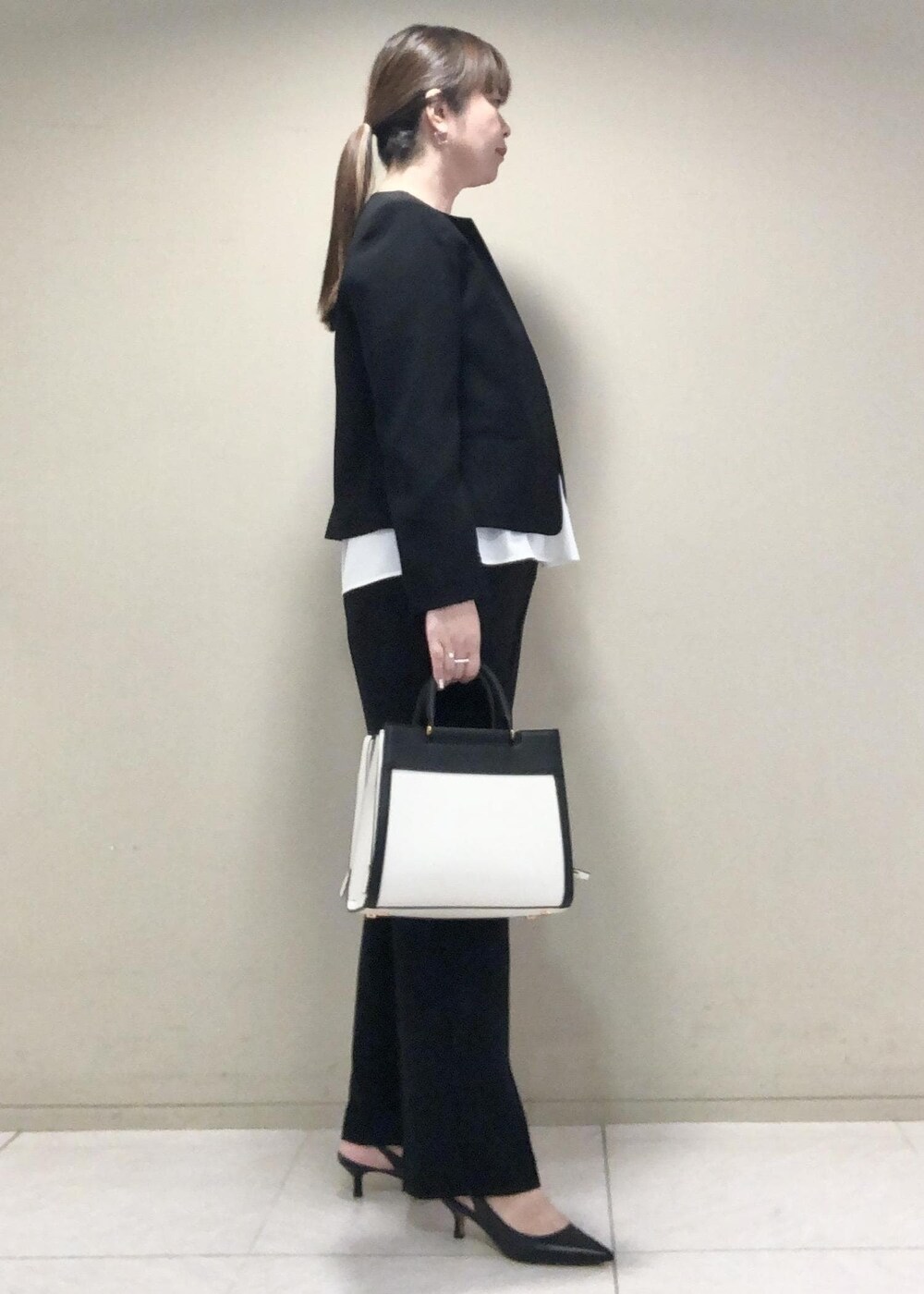「ROPÉ、ÉPOR、W BAG、シャツ・ブラウス、ジャケット、パンツ、通勤バッグ、通勤、骨格ストレート、ブルベ、セレモニー、スーツ、セットアップ、23AW秋の新作、スタイルアップ」｜「E'PORの【E'POR】W BAG Medium（ハンドバッグ、ホワイト系）」を使った、yamaさん（レディース・163cm）の秋コーディネートの2枚目の写真