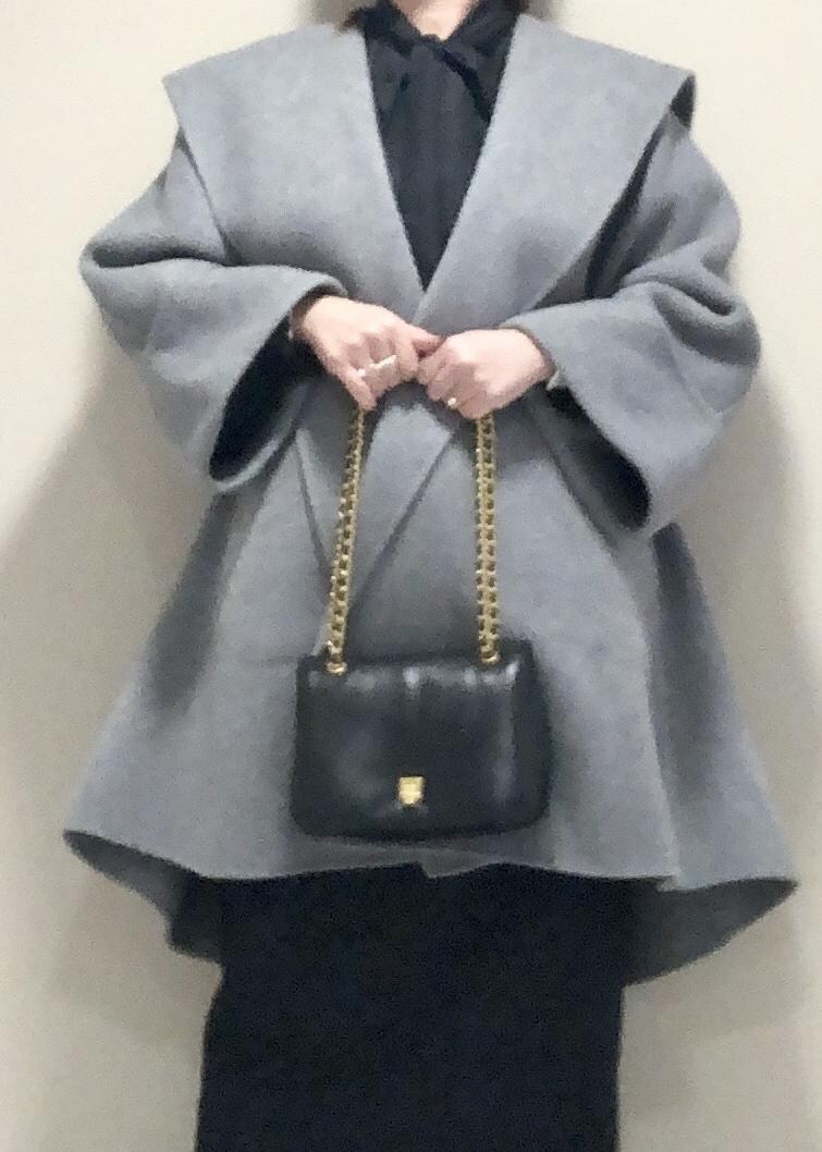 「神崎恵さんコラボ、ブラック、チェーン、チェーンバッグ、グレー、コート、スカート、タイトスカート、ブーツ、ヒール、神崎さんコラボ、Winter Coat 2023、ROPÉ、シャツ・ブラウス、冬コート」|「ROPE'の【神崎恵さんコラボ】フクレジャカードストレッチタイトスカート(スカート、ブラック系)」を使った、yamaさん(レディース・163cm)の秋コーディネートの4枚目の写真