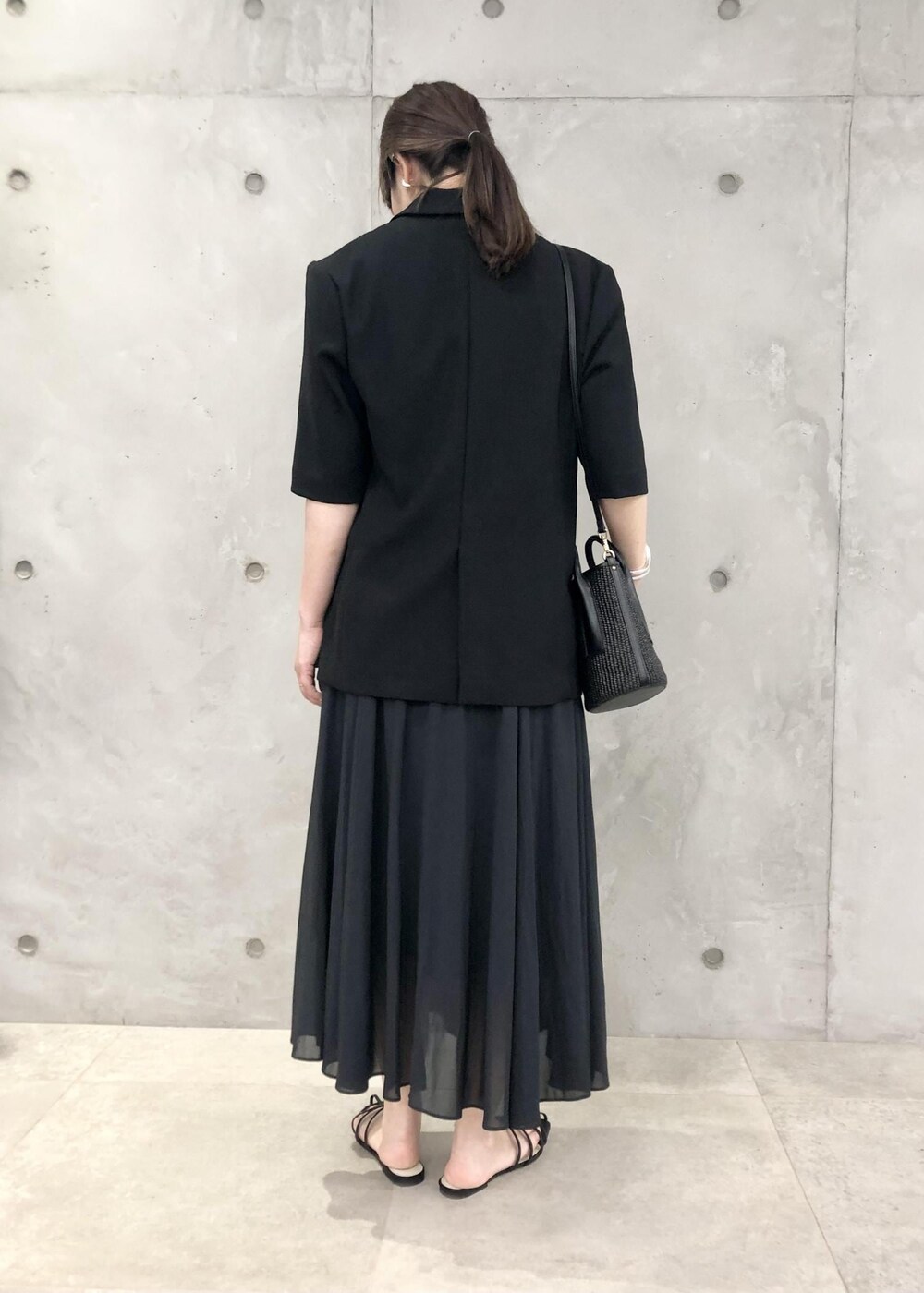 「ハーフスリーブ、麻、ミニバッグ、ブラック、ジャケット、セットアップ、ワンピース、フレア、サンダル、ROPÉ、スカート、23SS夏の新作、通勤、雨の日、骨格ストレート」｜「ROPE'のナローストラップフラットサンダル（サンダル、ブラック系）」を使った、yamaさん（レディース・163cm）の春コーディネートの3枚目の写真